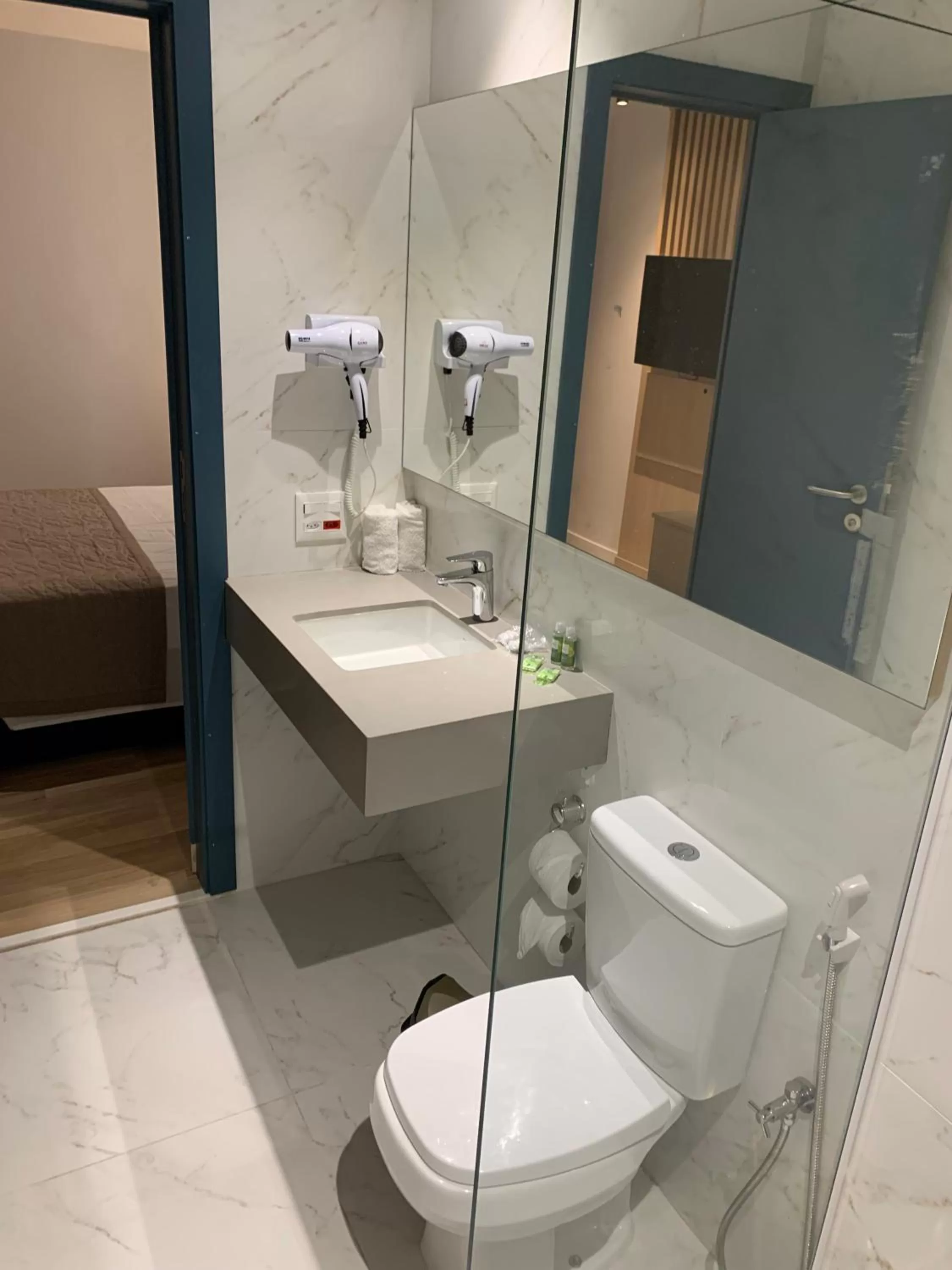 Toilet in Regency Copacabana Hotel