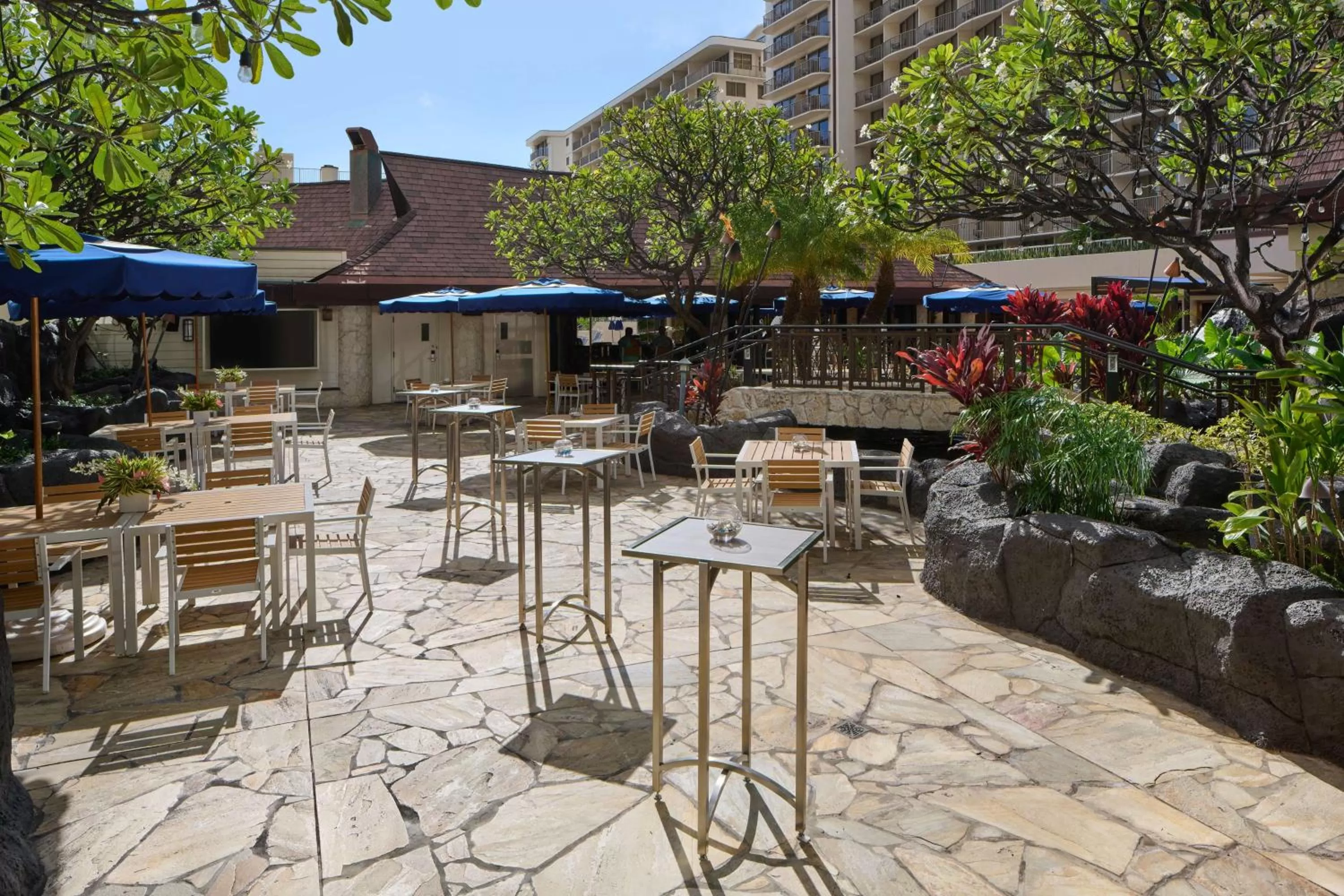 Dining area in OUTRIGGER Reef Waikiki Beach Resort