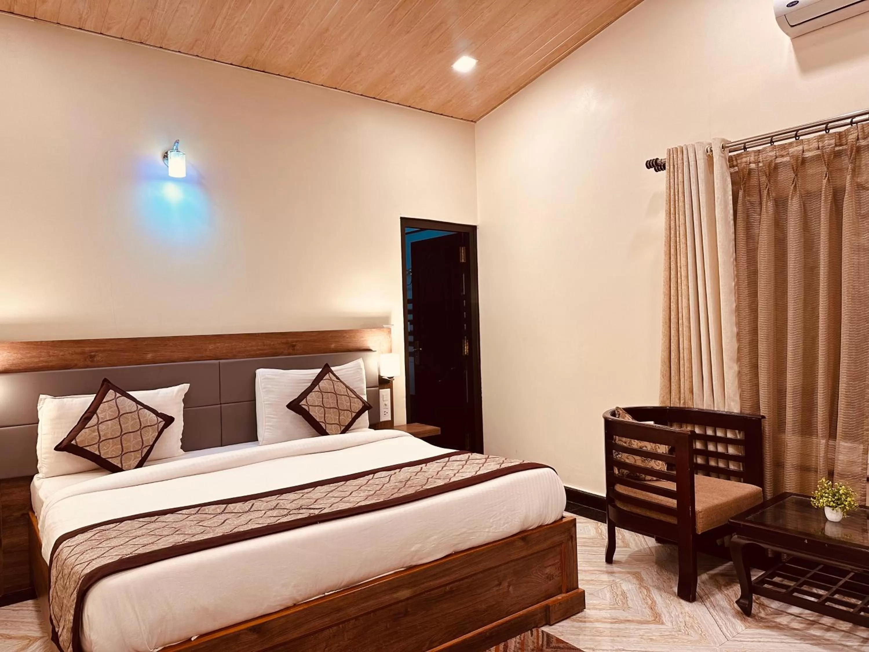 Photo of the whole room, Bed in The Walnut Creek