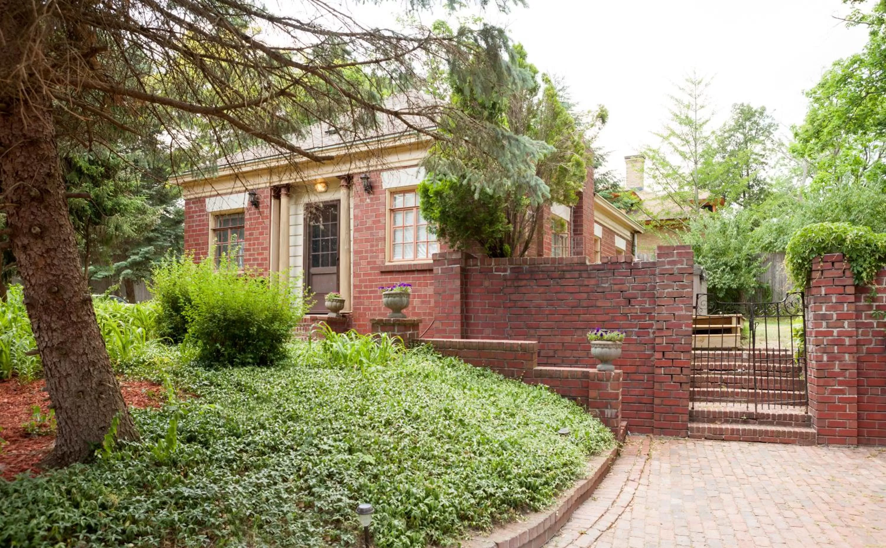 One-Bedroom Cottage in Henderson Castle Inn