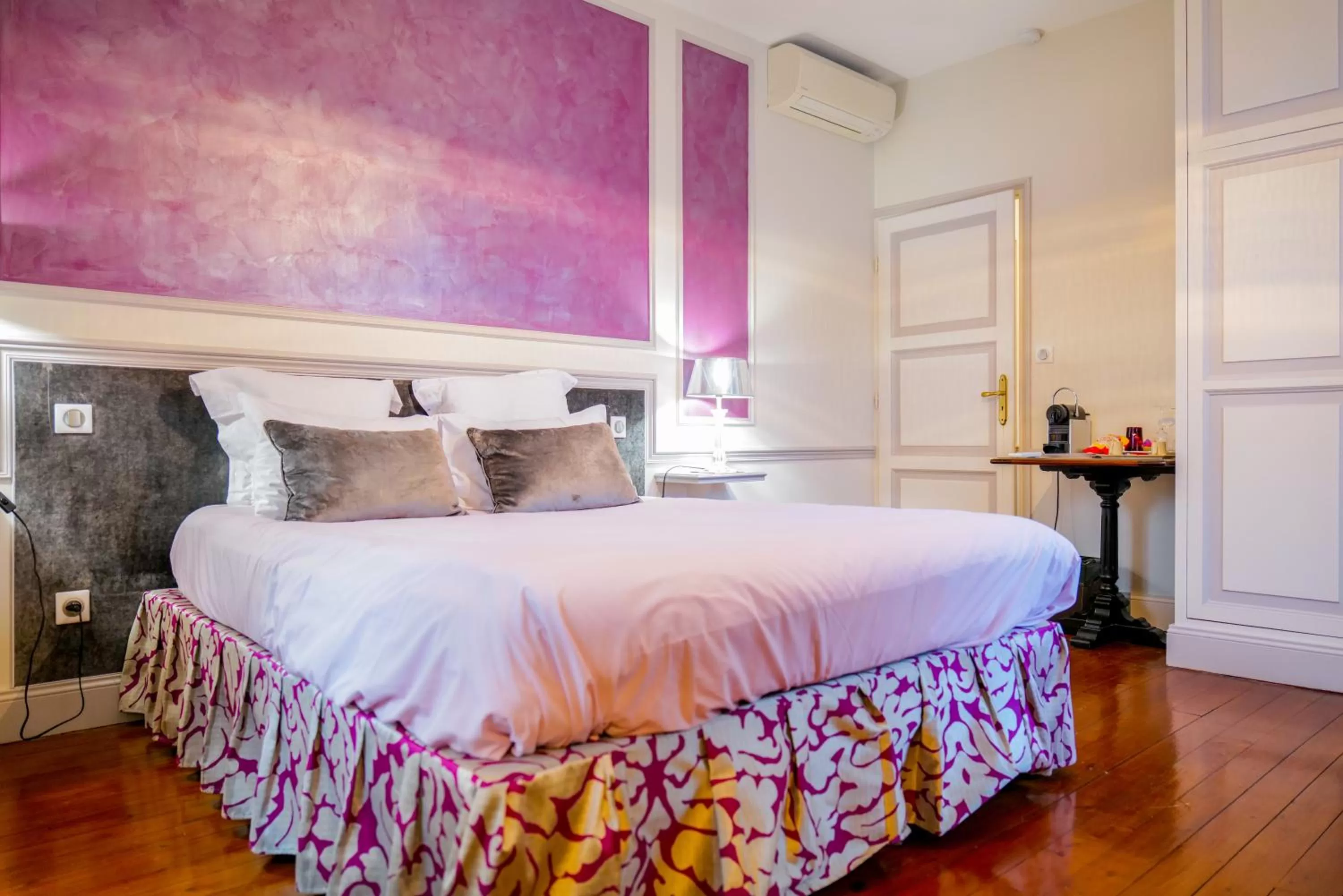 Bed in Champagne André Bergère