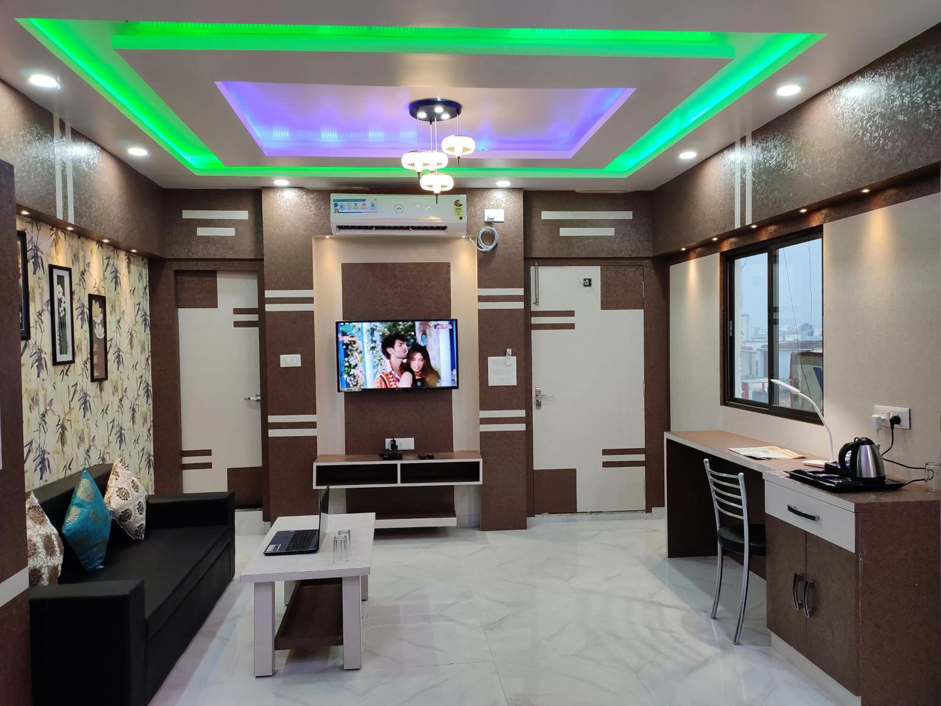 HOTEL CENTRAL SQUARE "A Couple Friendly Hotel"