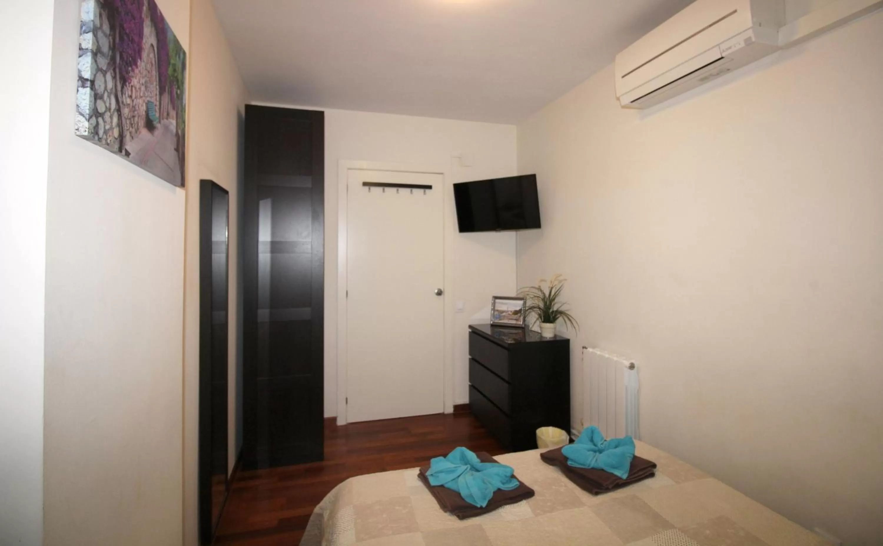 TV/Entertainment Center in Rooms Arago