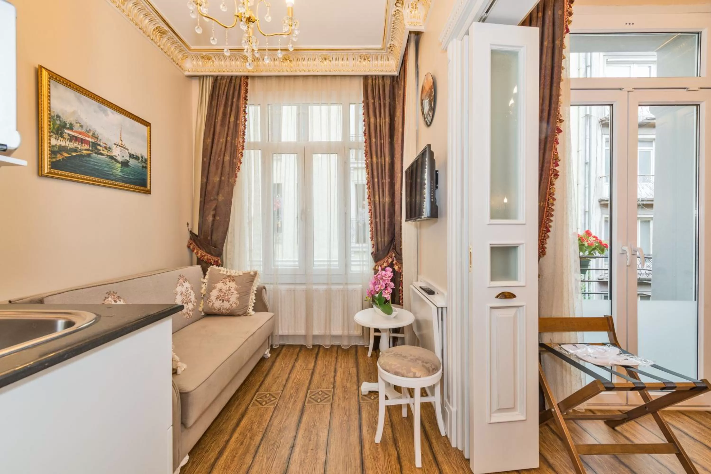 Photo of the whole room in IQ Hotel