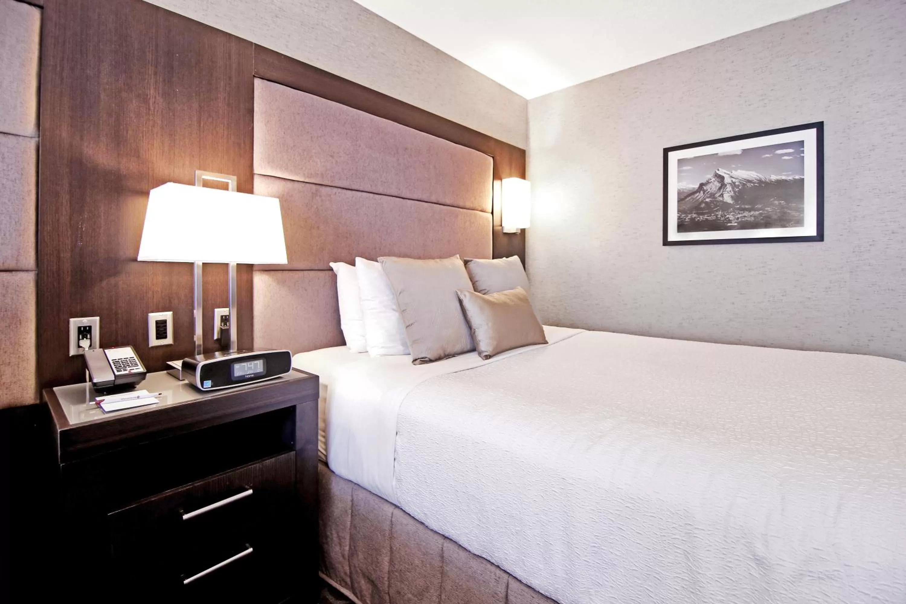 Bed in Best Western Plus Banff International Lodge