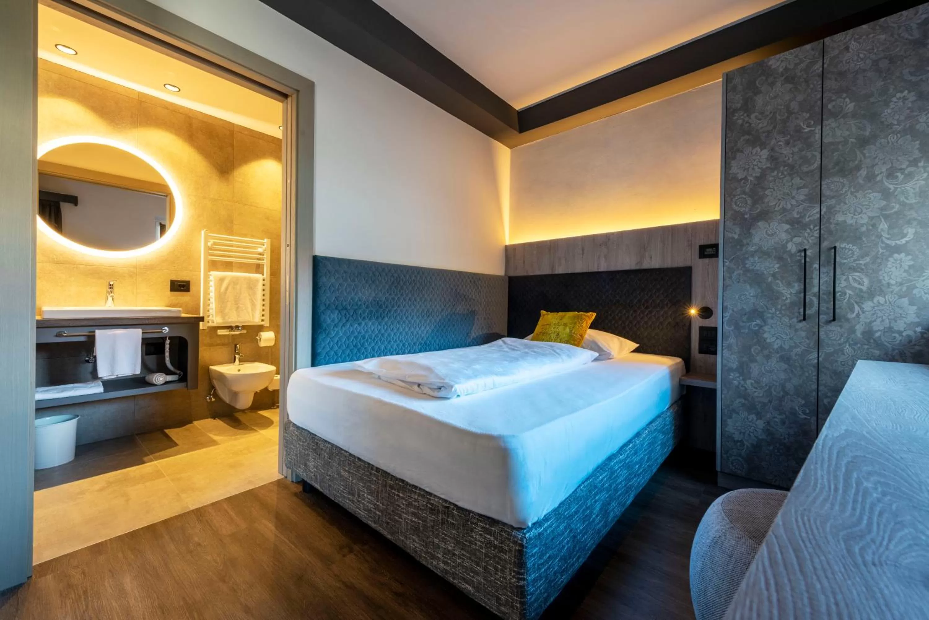 Comfort Single Room with Queen Size Bed in Hotel Ideal Park