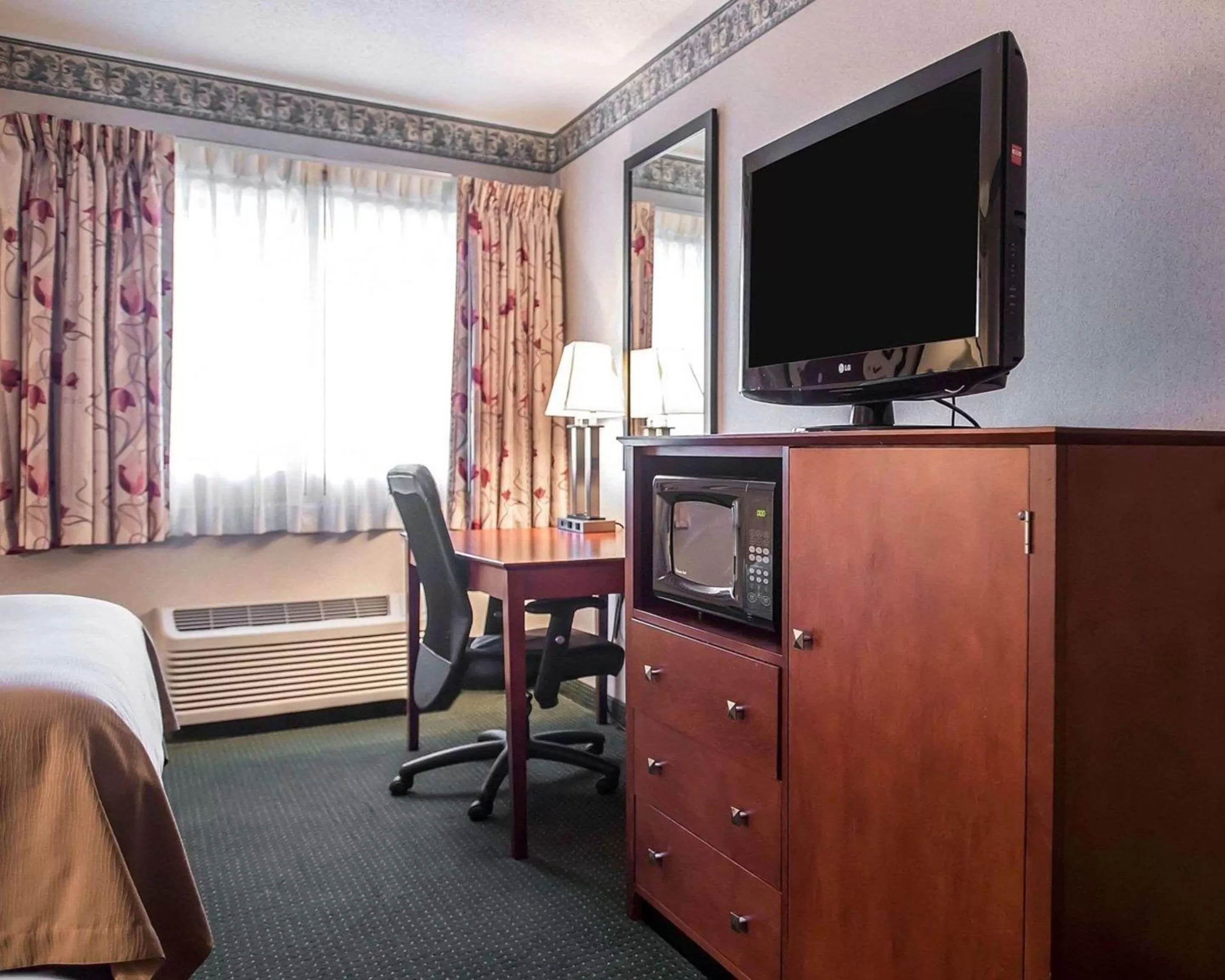 Photo of the whole room, Bed in Quality Inn New Columbia-Lewisburg