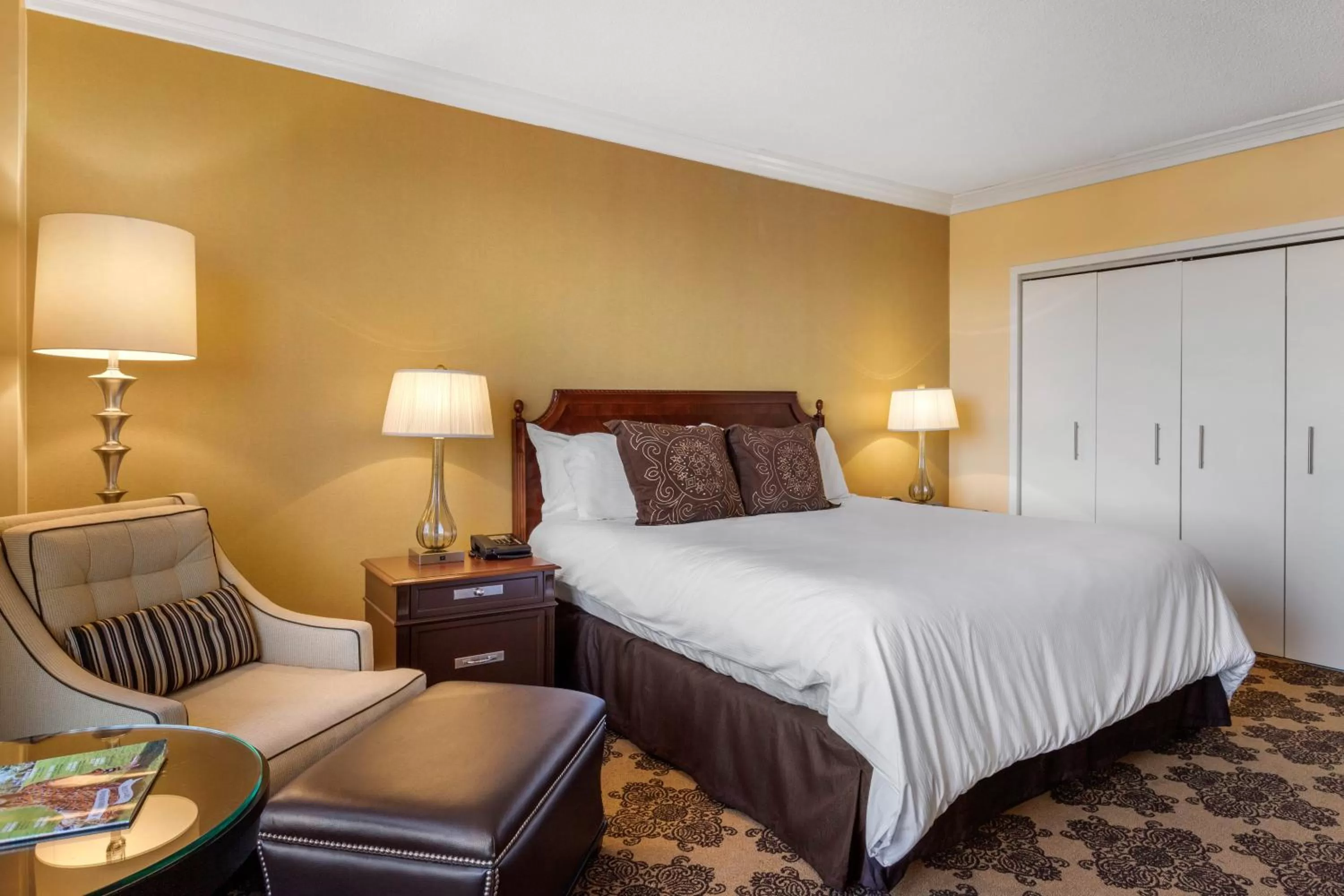 Bed in Omni Houston Hotel