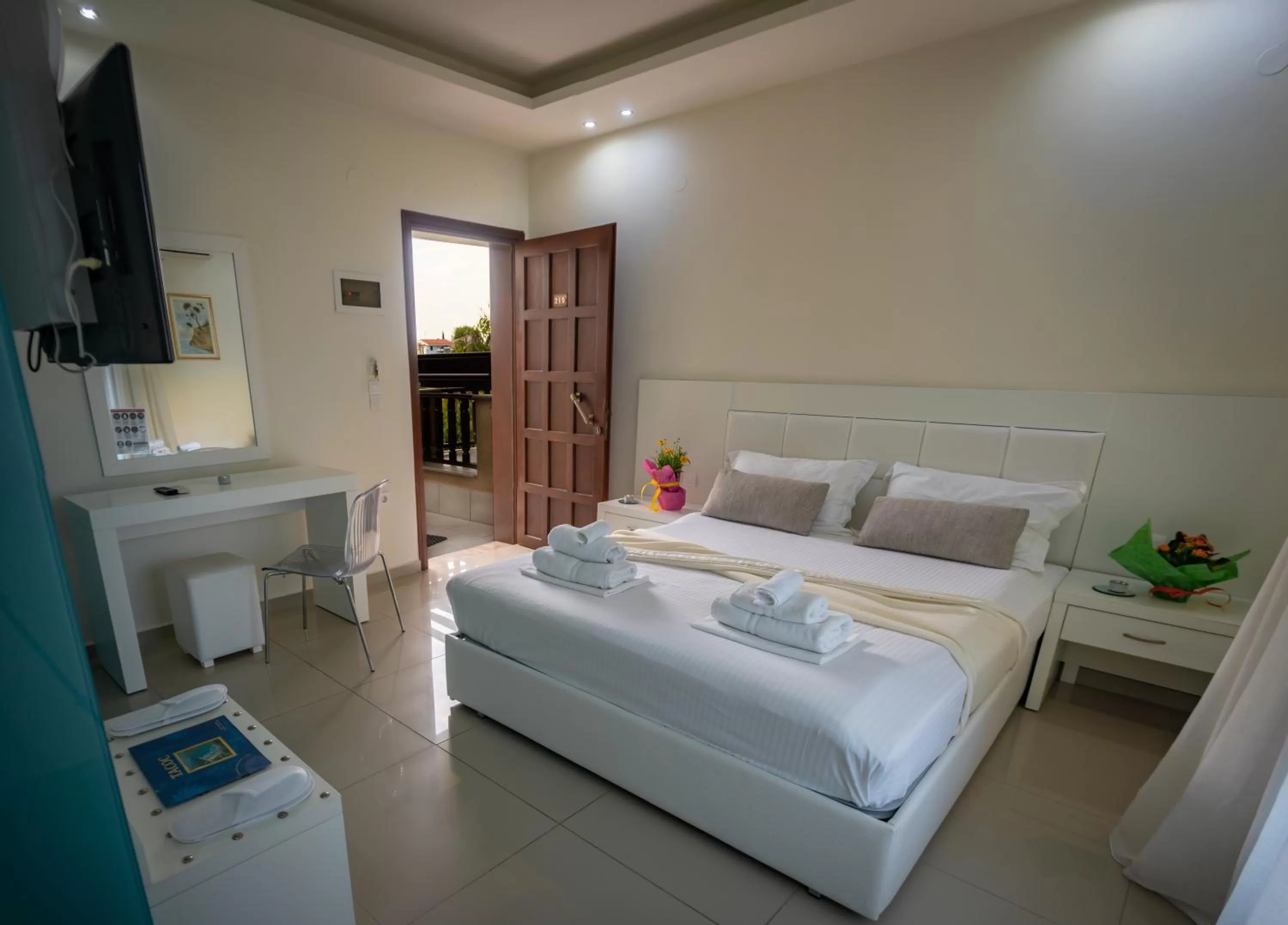 Photo of the whole room, Bed in Macedon