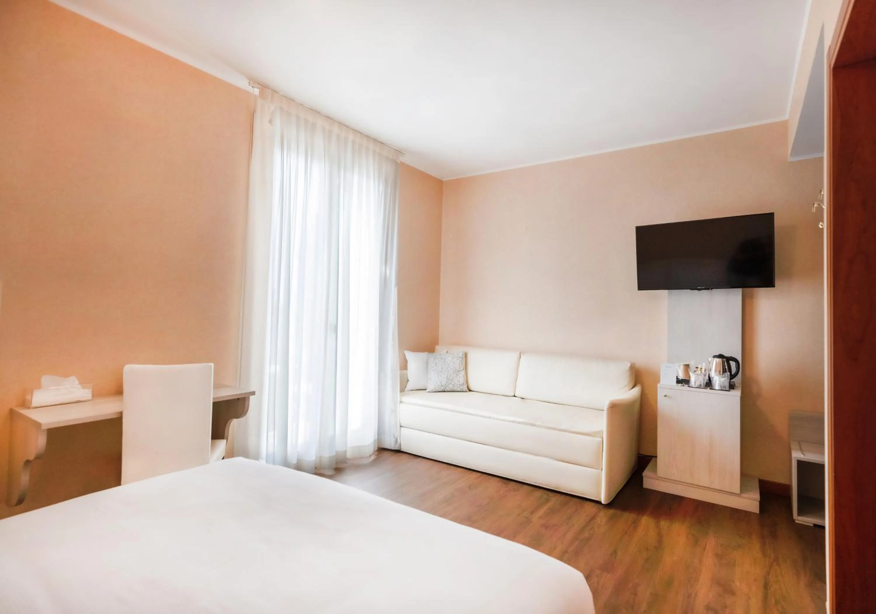 Bedroom, Bed in Mefuta Hotel