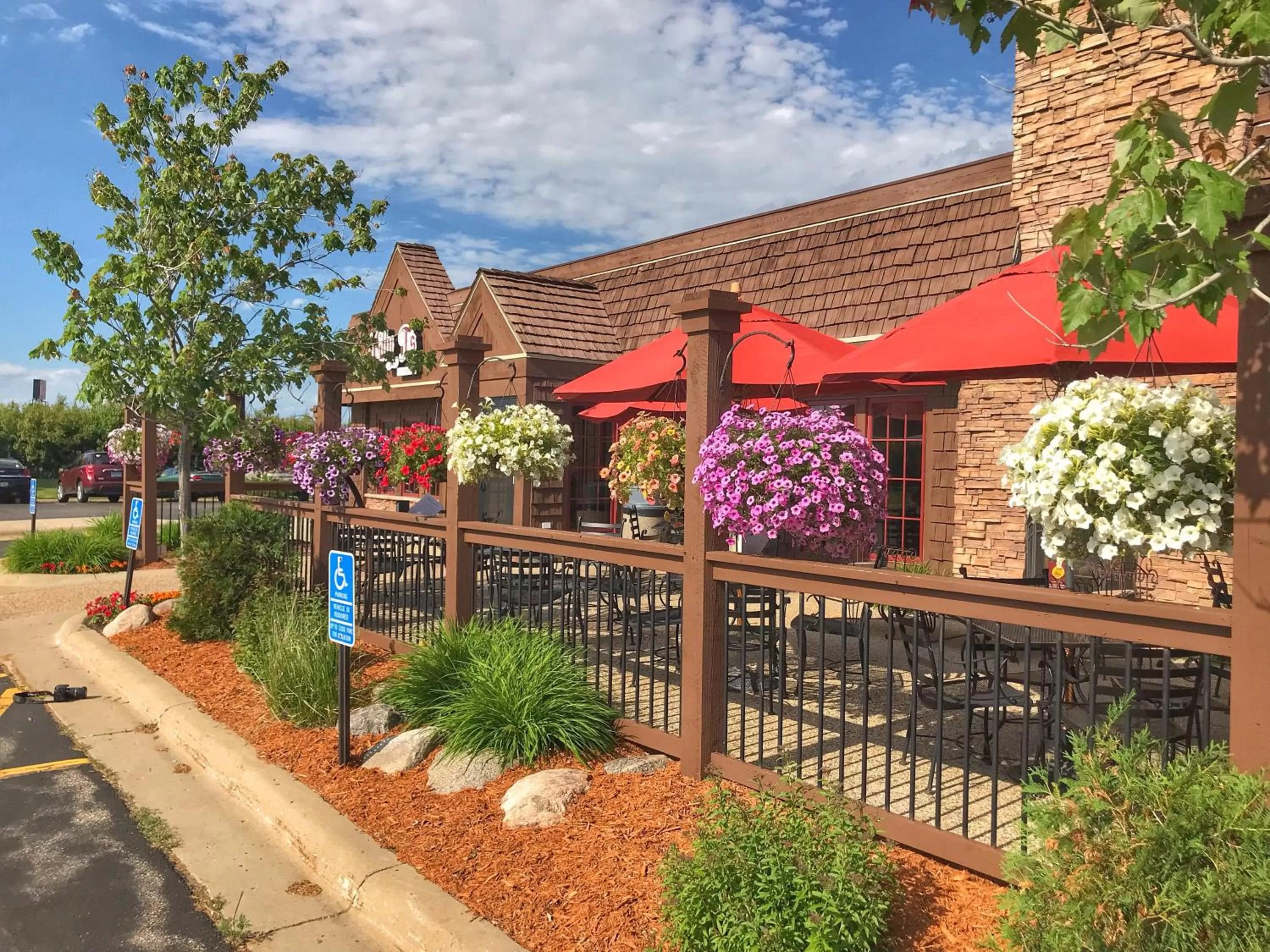 Restaurant/places to eat in Holiday Inn Alexandria by IHG