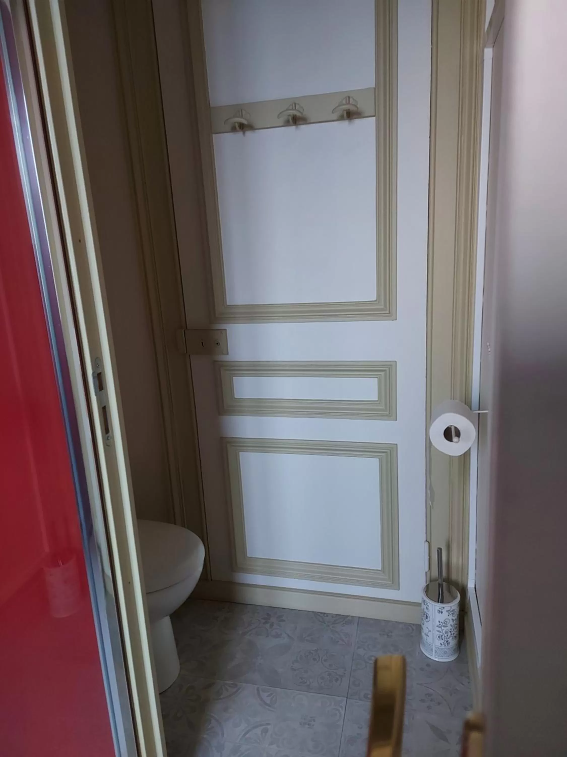 Toilet in B & B Les Secrets des Loges