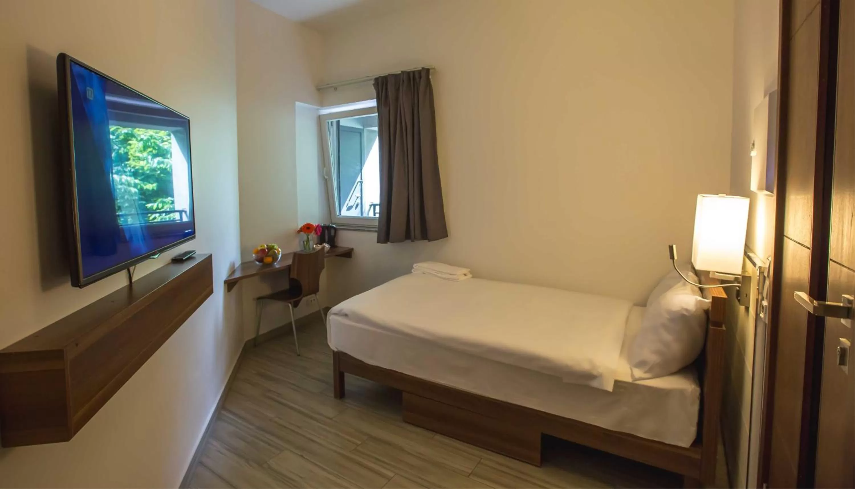 Day, Bed in Central City Apartments