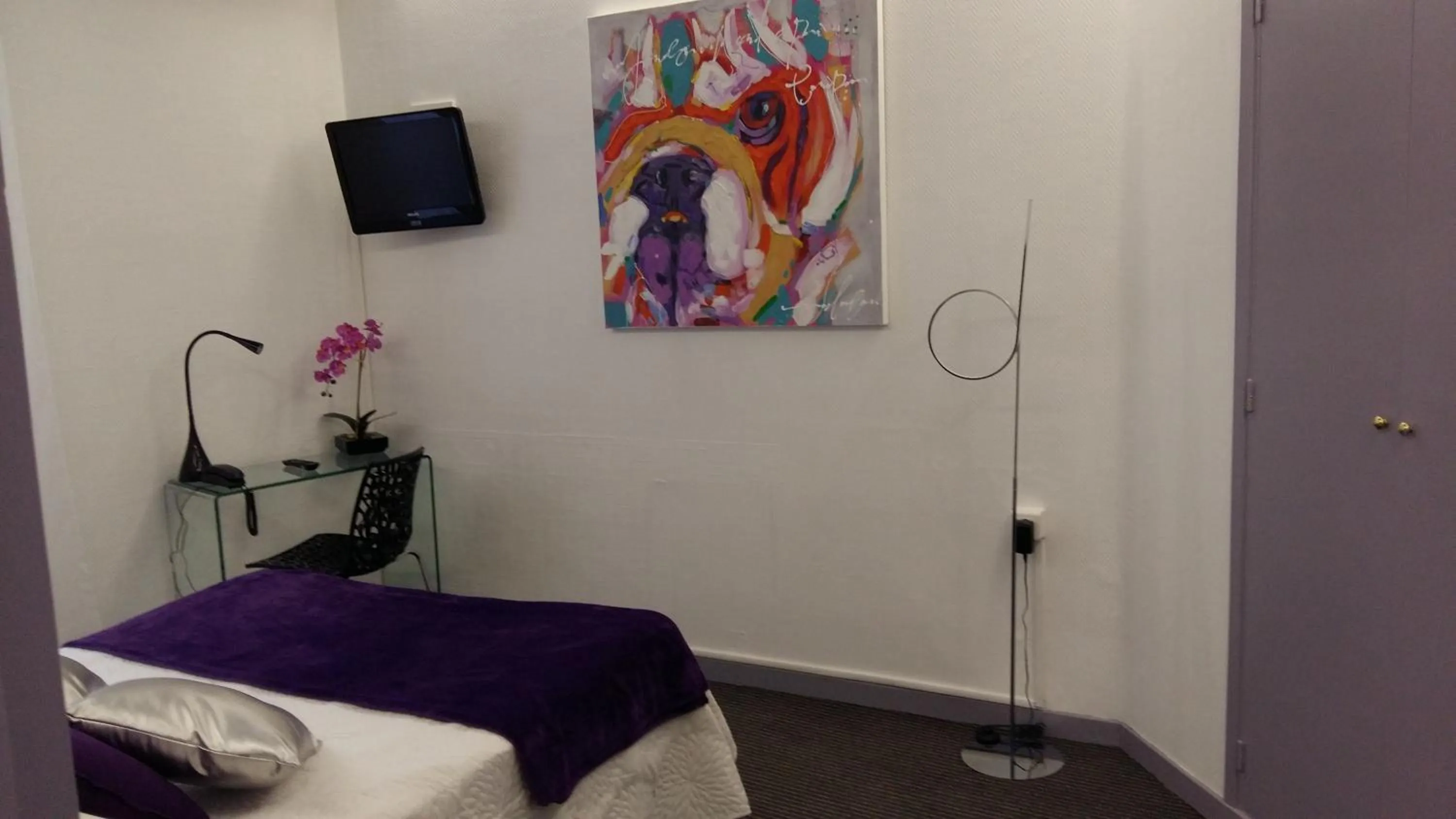 Photo of the whole room, Bed in Hôtel Le Capitole