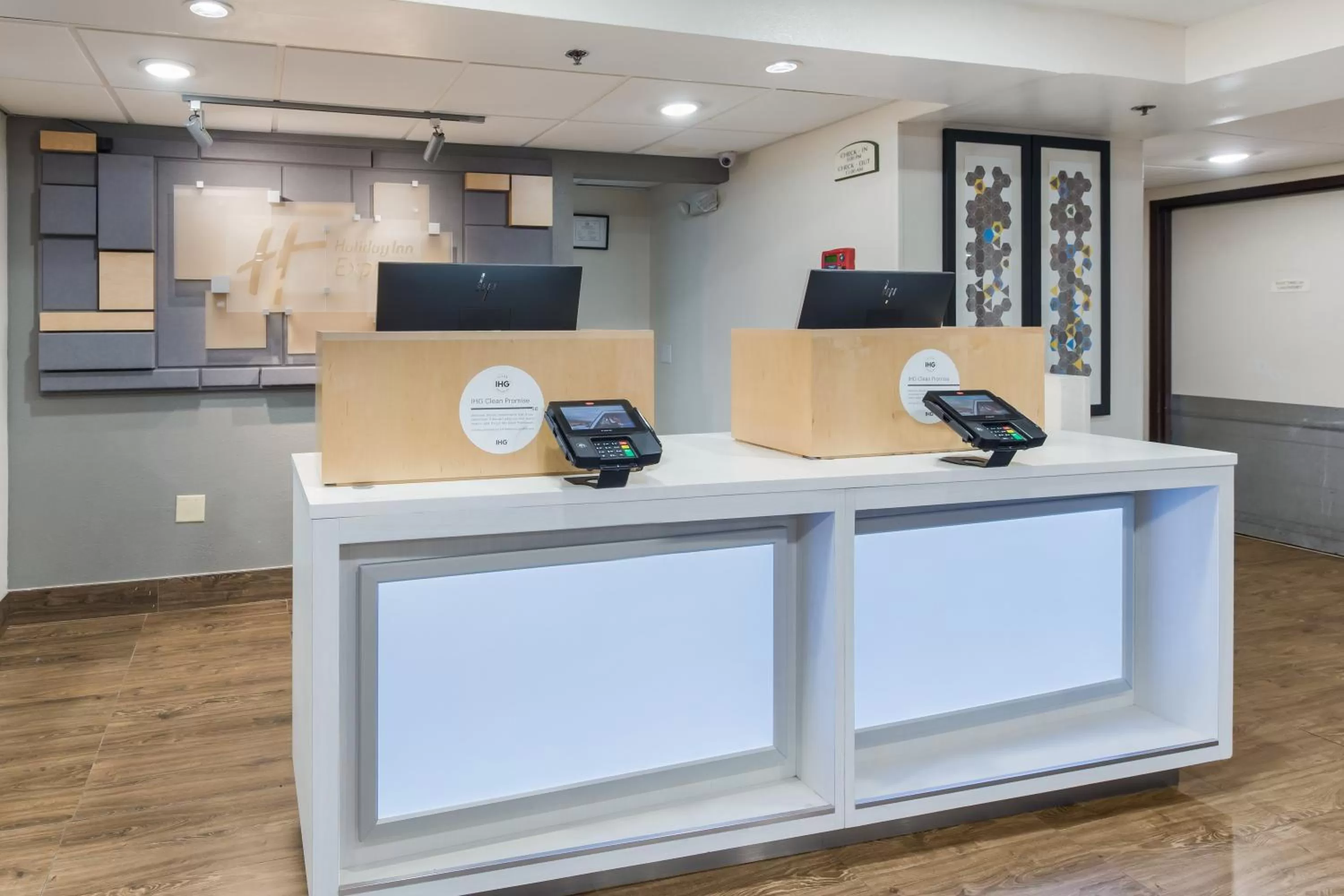 Lobby or reception in Holiday Inn Express London-I-70 by IHG