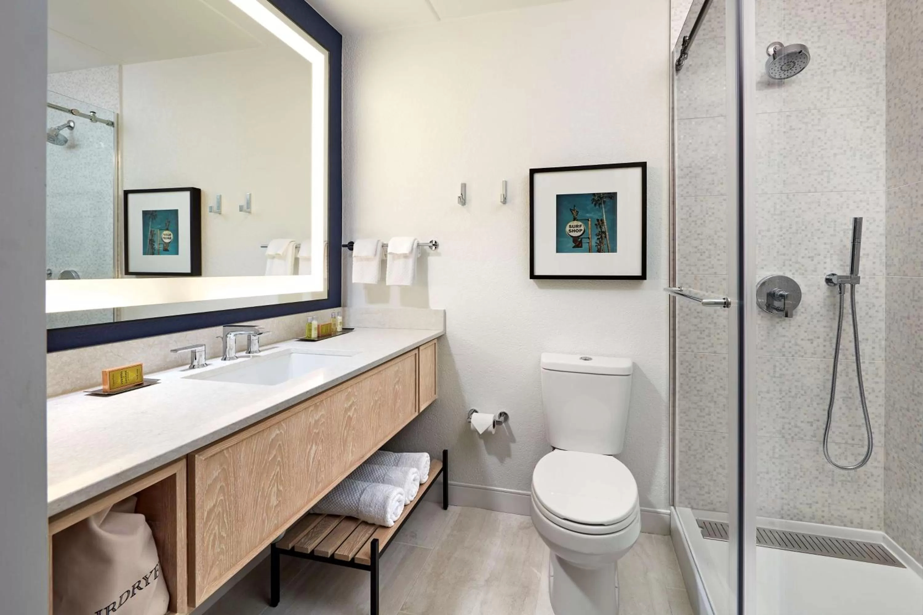 Deluxe Queen Room in Hotel MDR Marina del Rey- a DoubleTree by Hilton