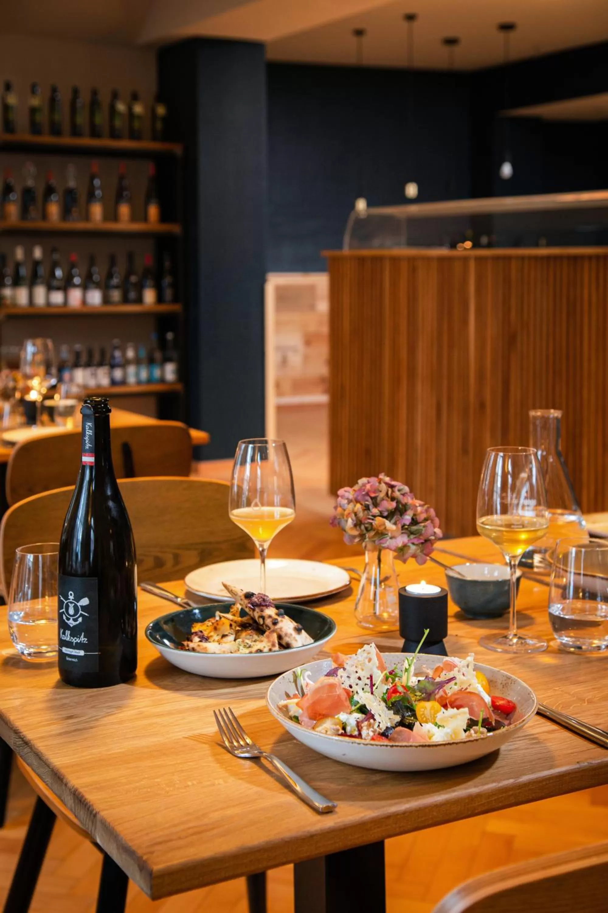 Restaurant/places to eat in Nineofive Hotel