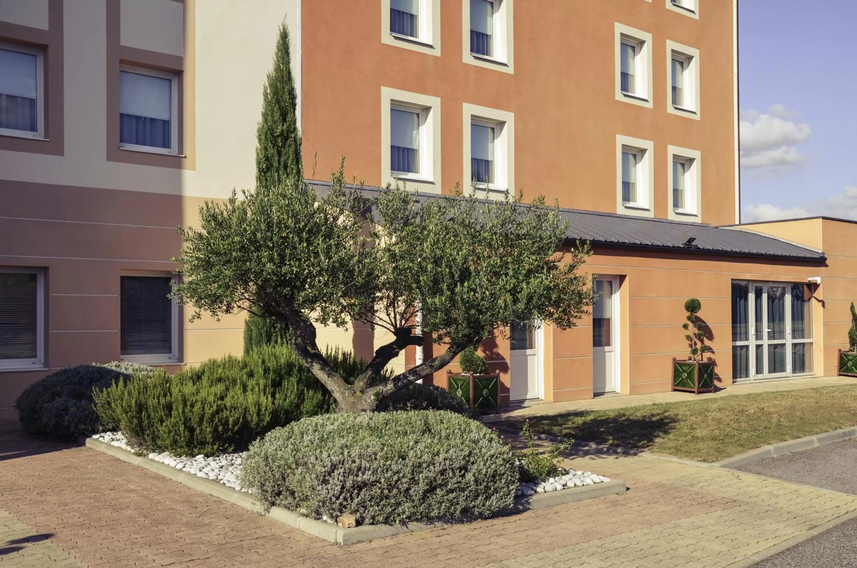 Facade/entrance in Mercure Lyon Est Chaponnay