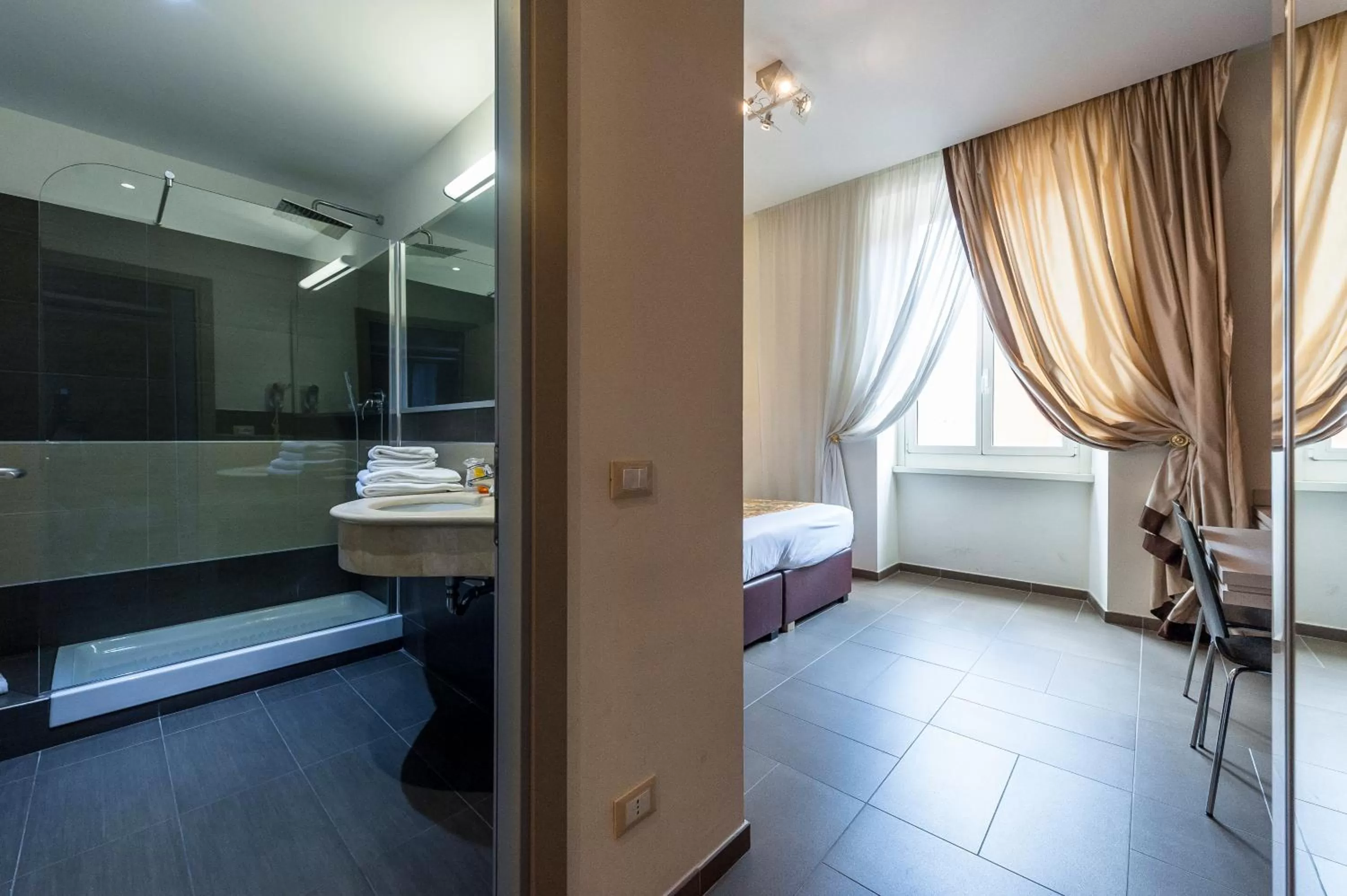 Toilet, Bed in Hotel California