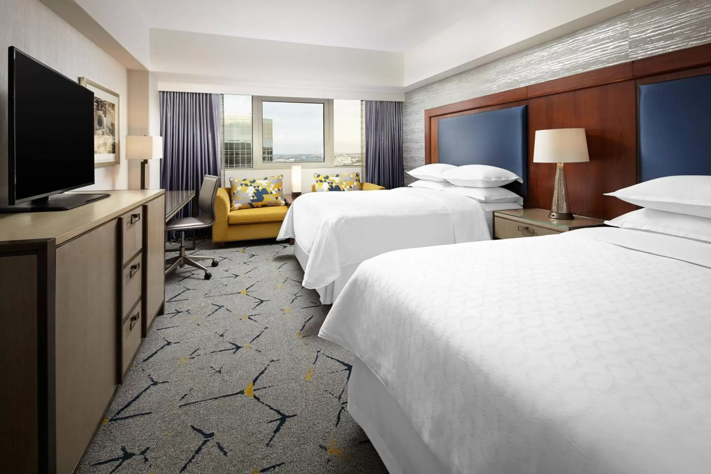 Traditional Queen Room with Roll-In Shower - Mobility Accessible in Sheraton Gateway Los Angeles Hotel Traditional Queen Room with Roll-In Shower - Mobility Accessible in Sheraton Gateway Los Angeles Hotel