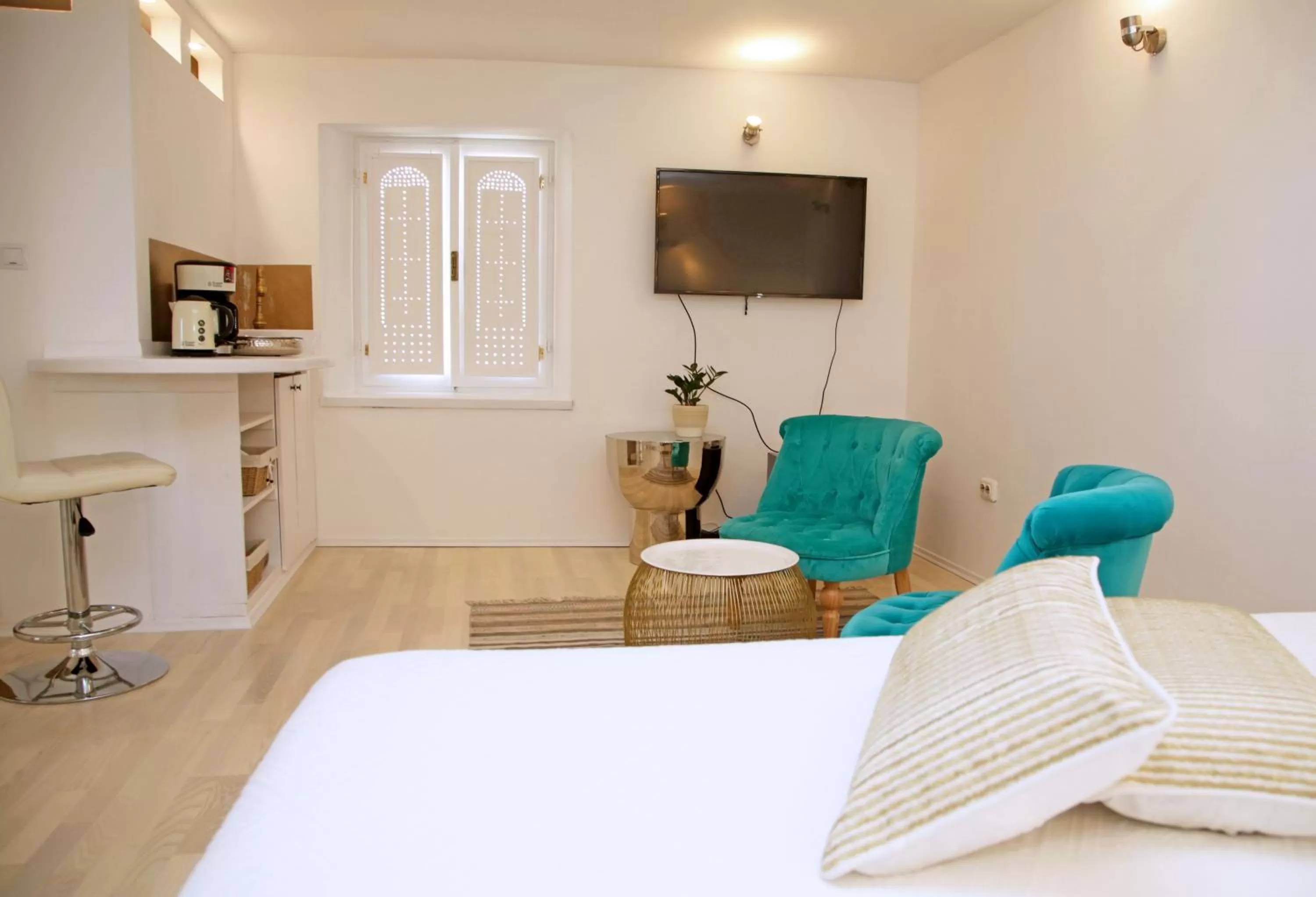 Communal lounge/ TV room, Bed in Swan City Apartment & Room