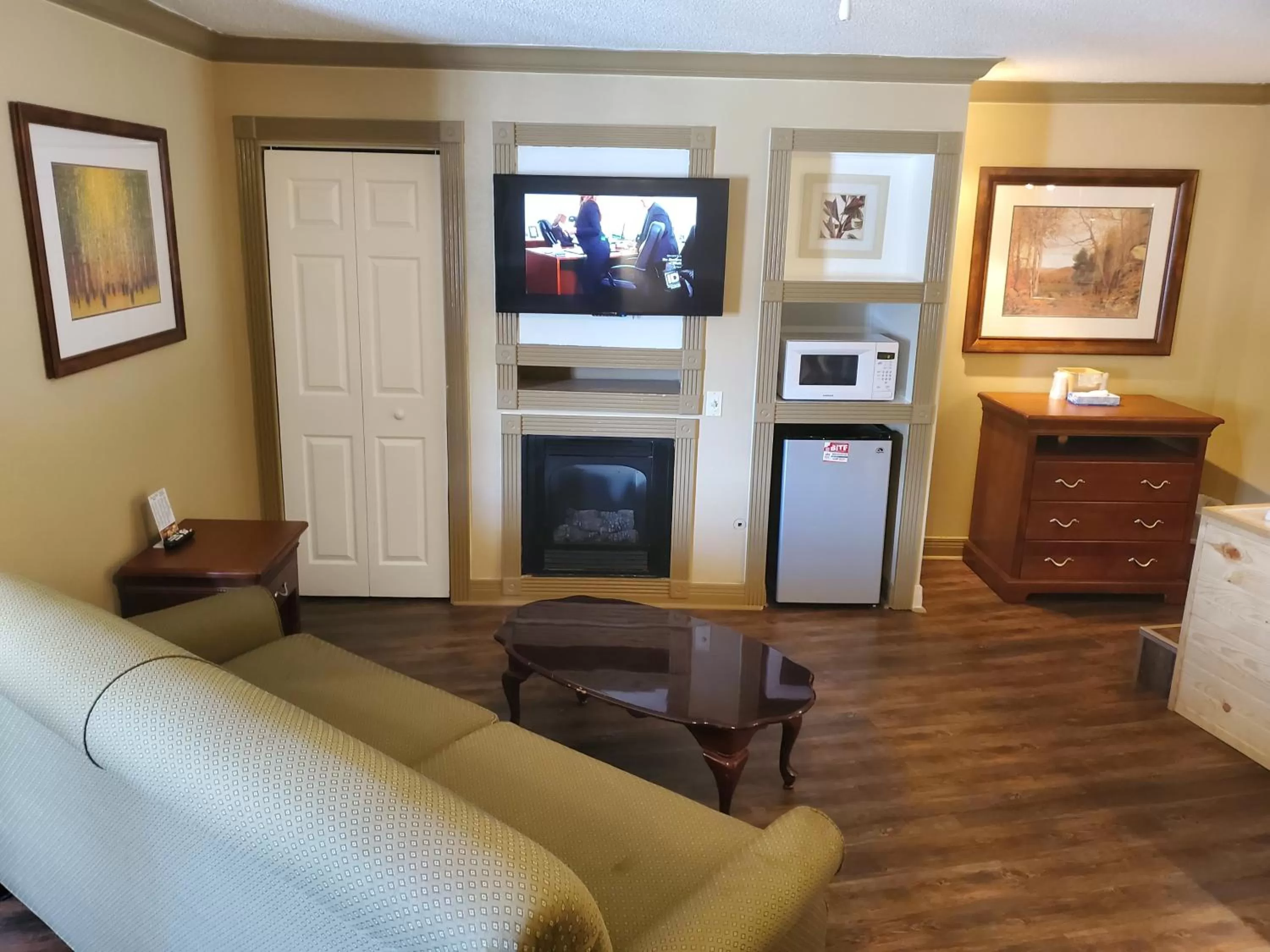 TV and multimedia in Colonial House Motel