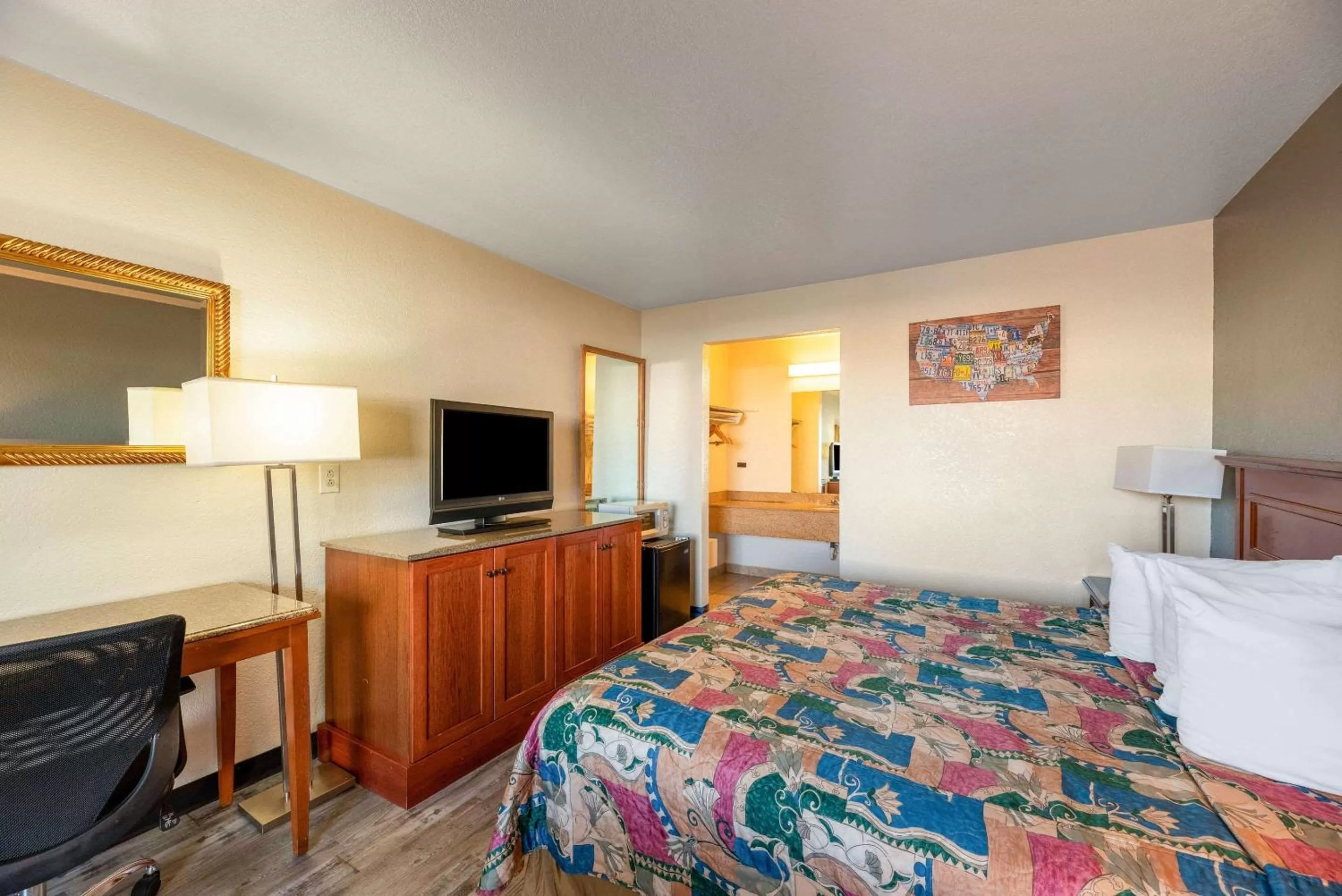 Photo of the whole room, Bed in Econo Lodge Phoenix North I-17