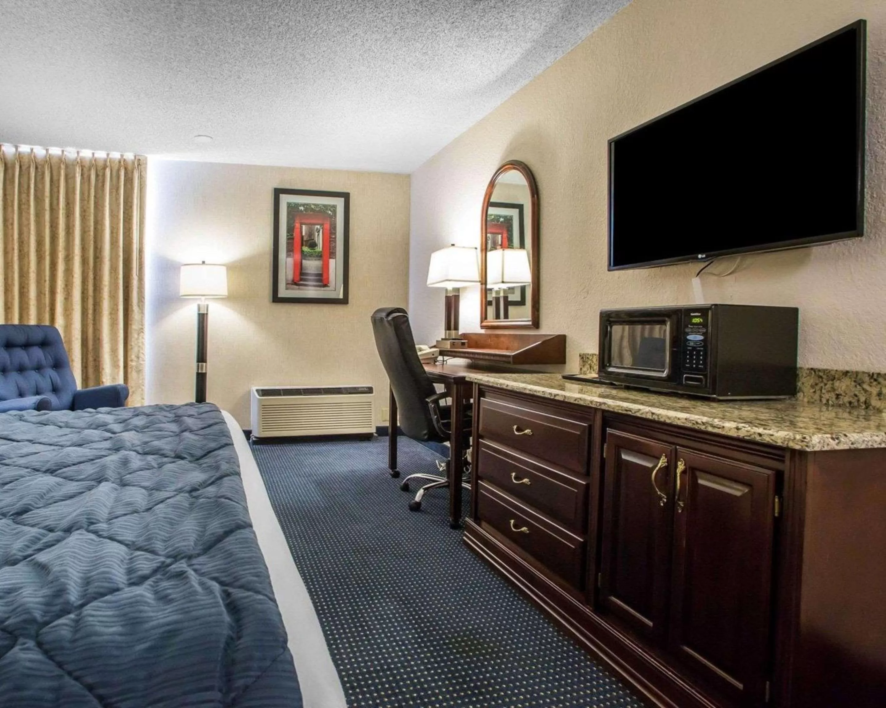 Photo of the whole room, Bed in Quality Inn Schaumburg - Chicago near the Mall