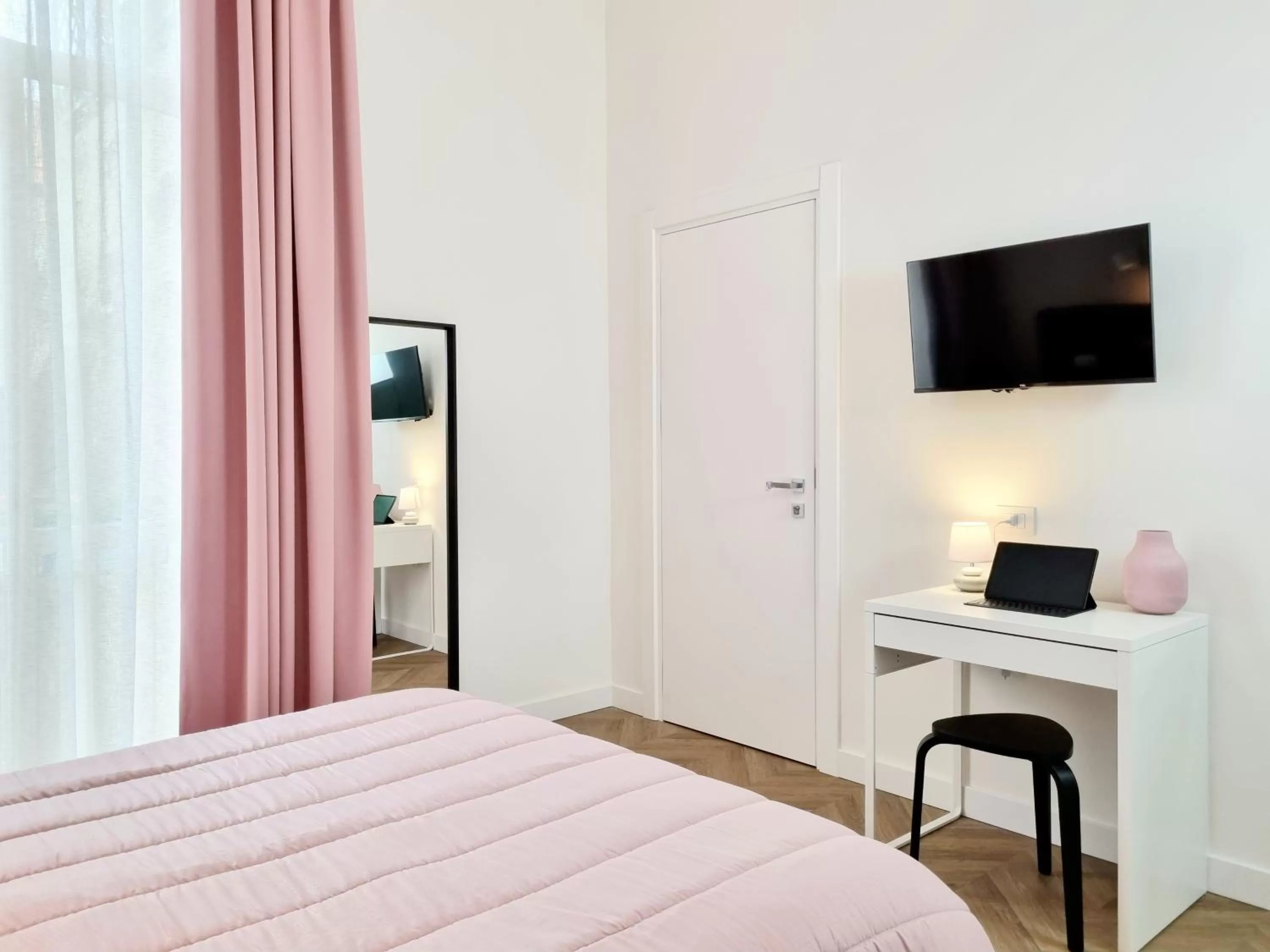 Photo of the whole room, TV/Entertainment Center in Glamour Suite Cagliari