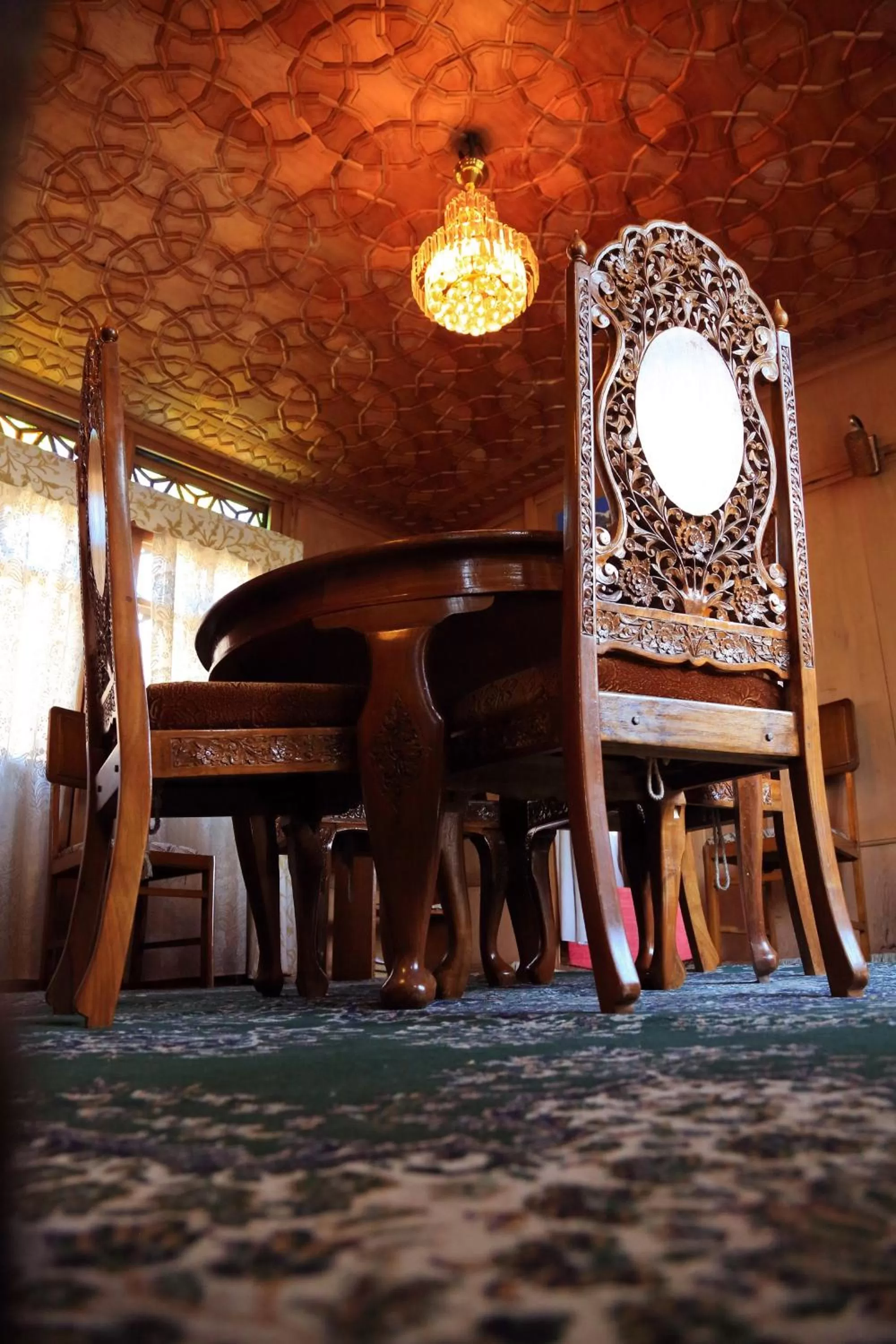Dining area in Houseboat Zaindari Palace