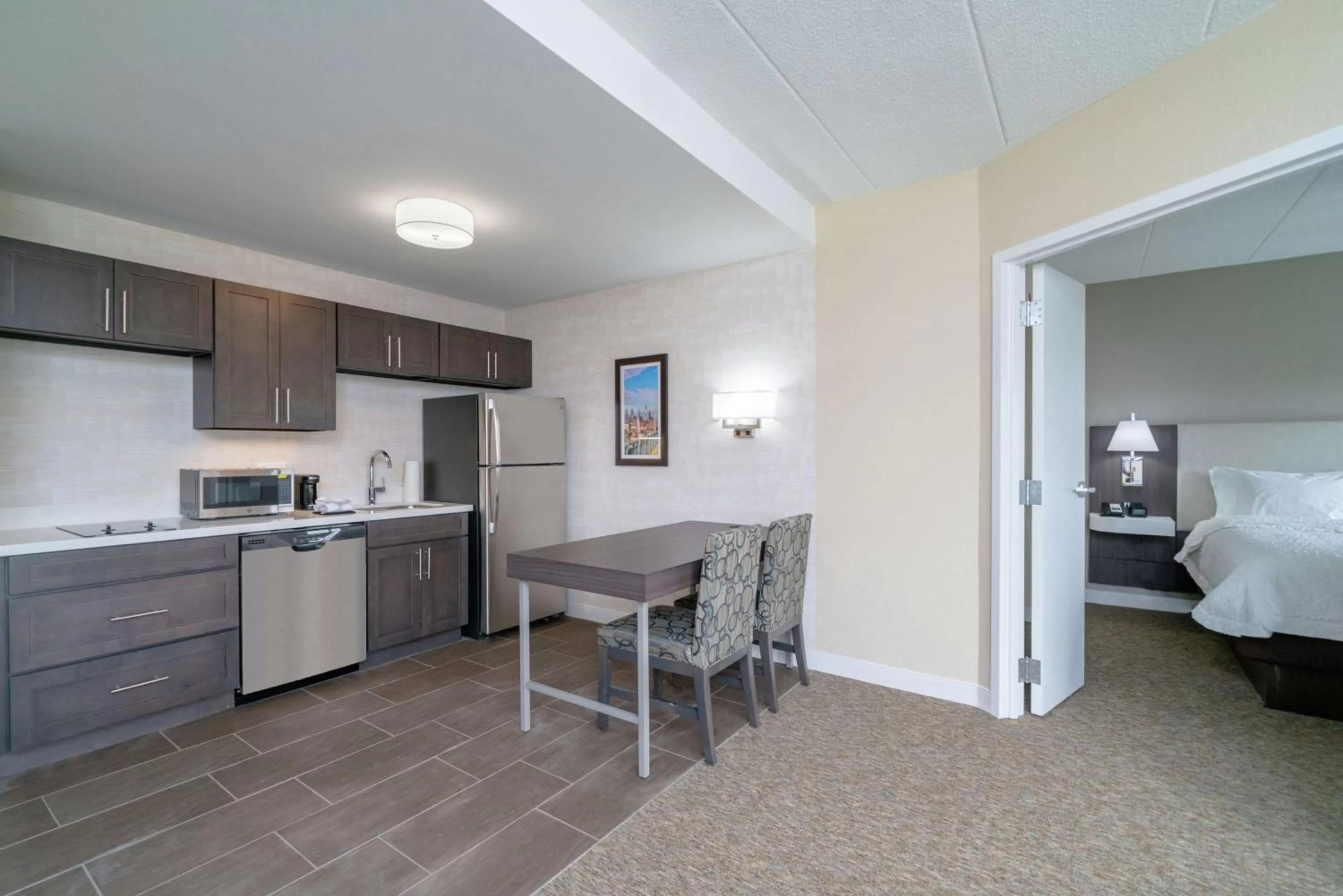 Kitchen or kitchenette, Bed in Hampton Inn & Suites Valley Forge/Oaks