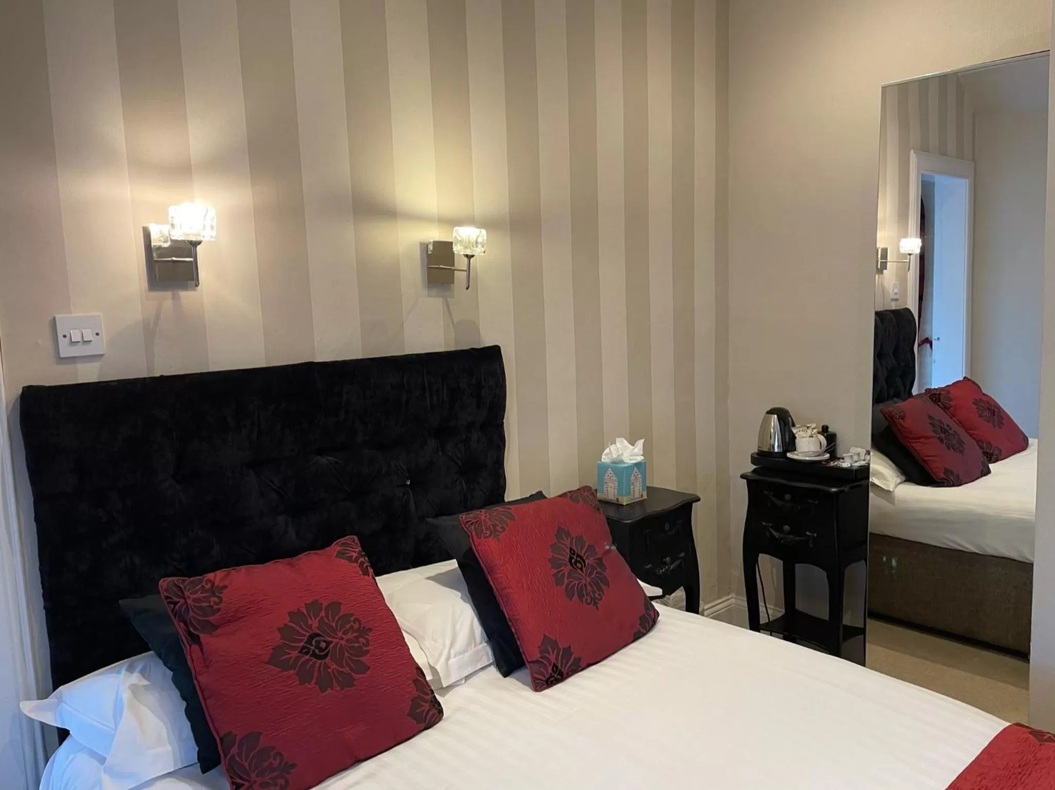 Bed in The Original Rosslyn Inn