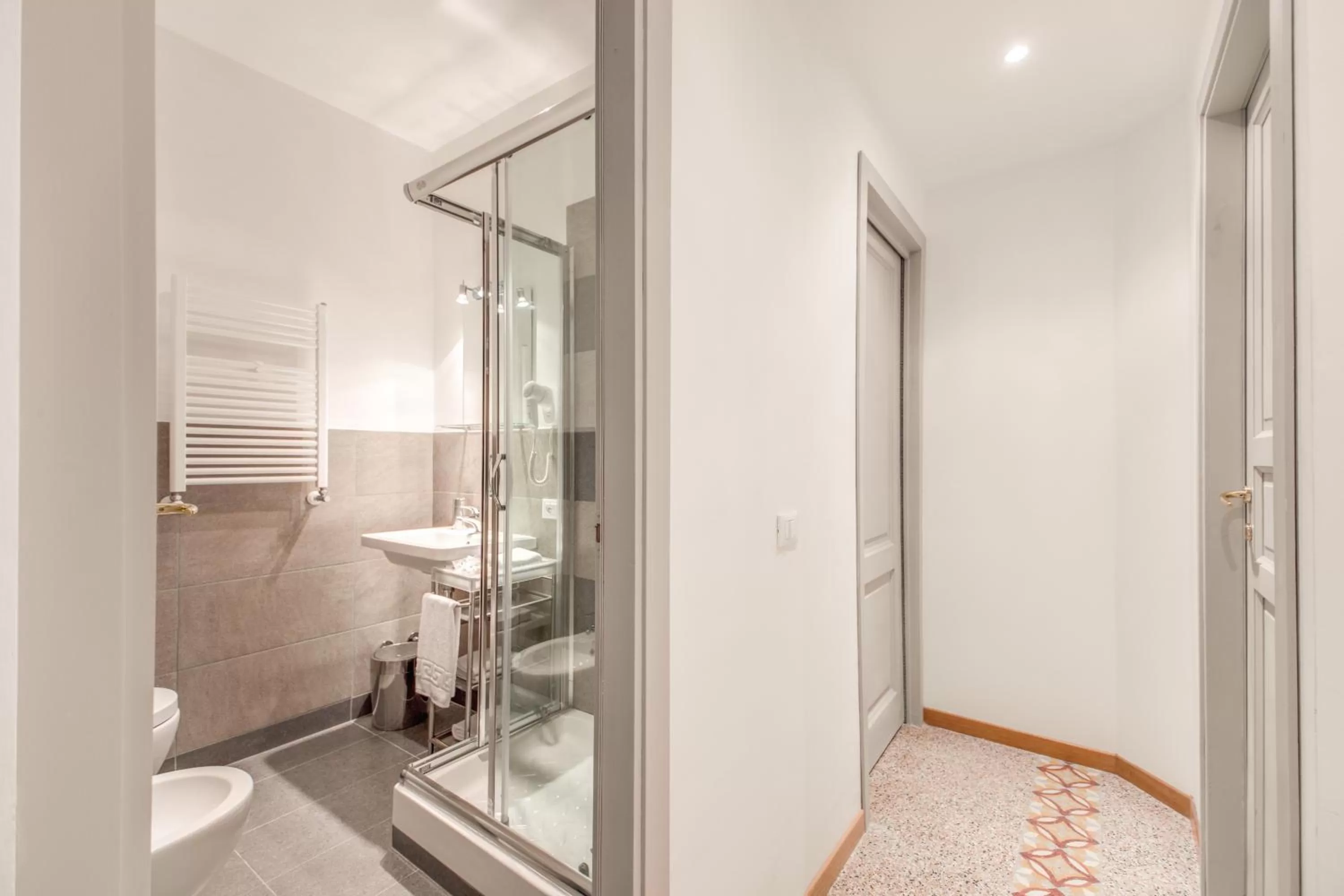 Bathroom in Biancorèroma B&B