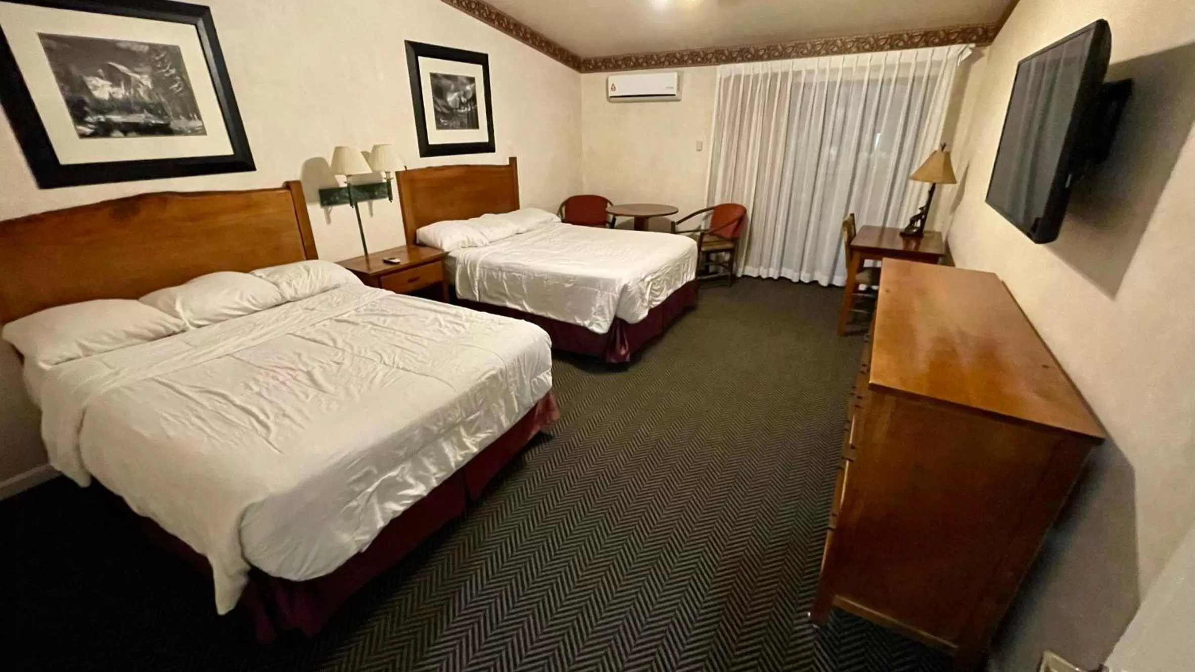 Bed in Yosemite View Lodge