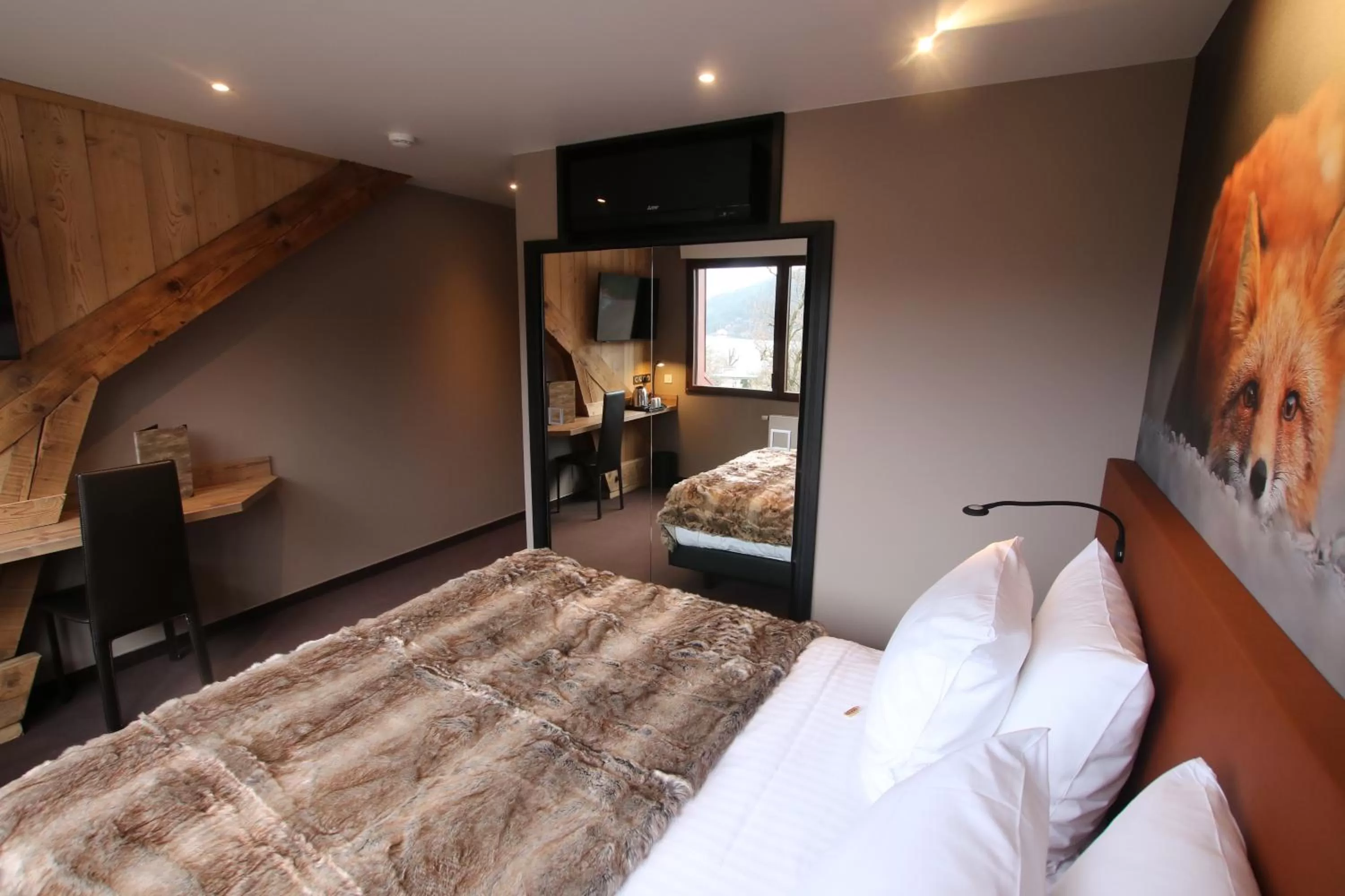 Photo of the whole room, Bed in Les Loges Du Parc