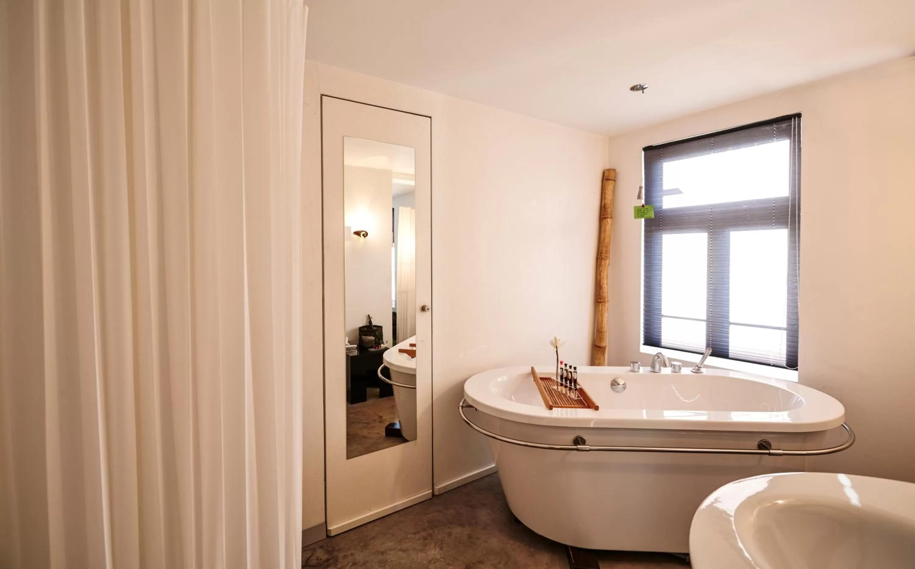 Photo of the whole room, Bed in Der Zauberlehrling