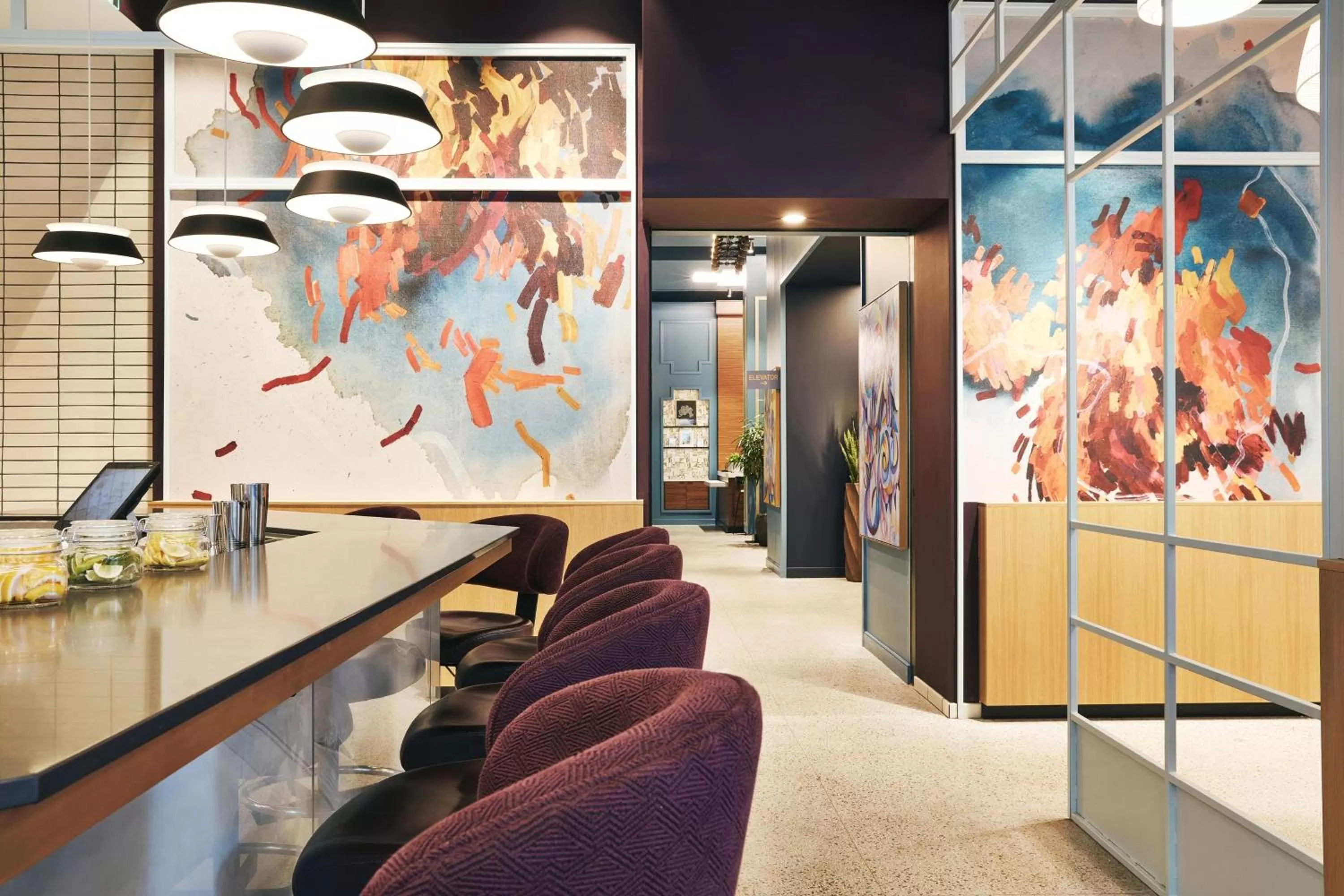 Lounge or bar in Kinley Cincinnati Downtown, a Tribute Portfolio Hotel