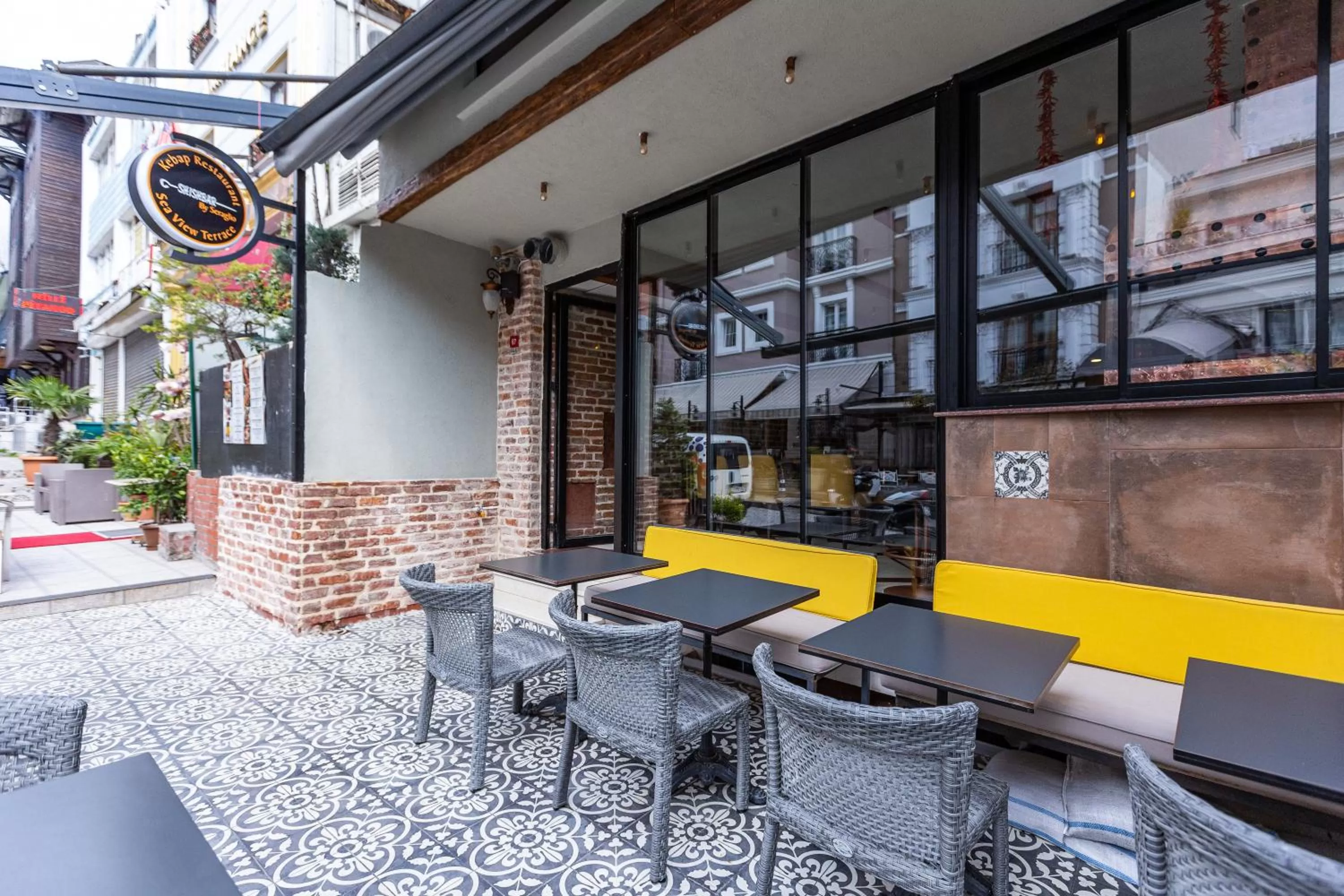 Restaurant/places to eat in Seraglio Hotel & Suites