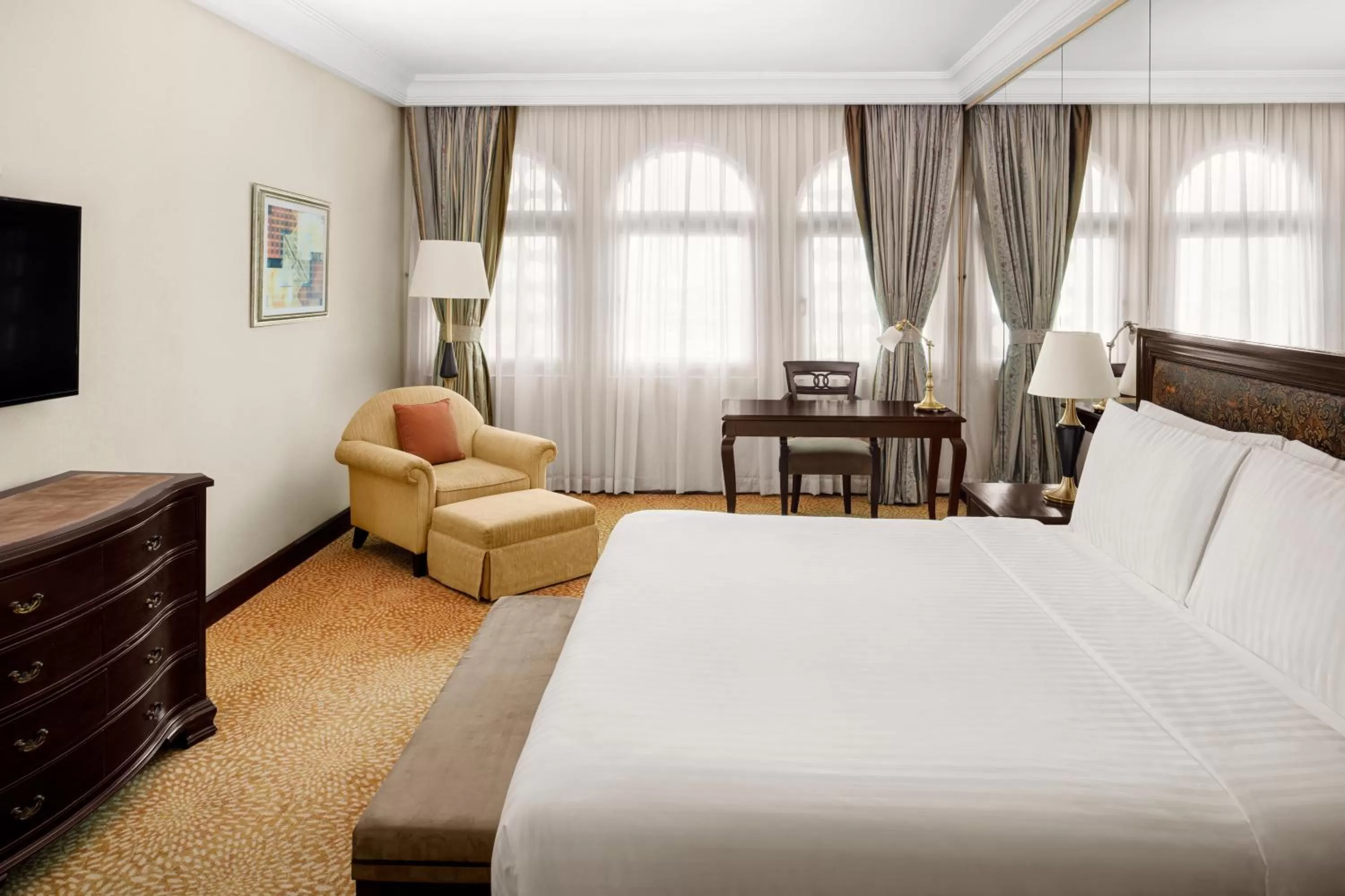 Photo of the whole room, Bed in Mövenpick Hotel Karachi