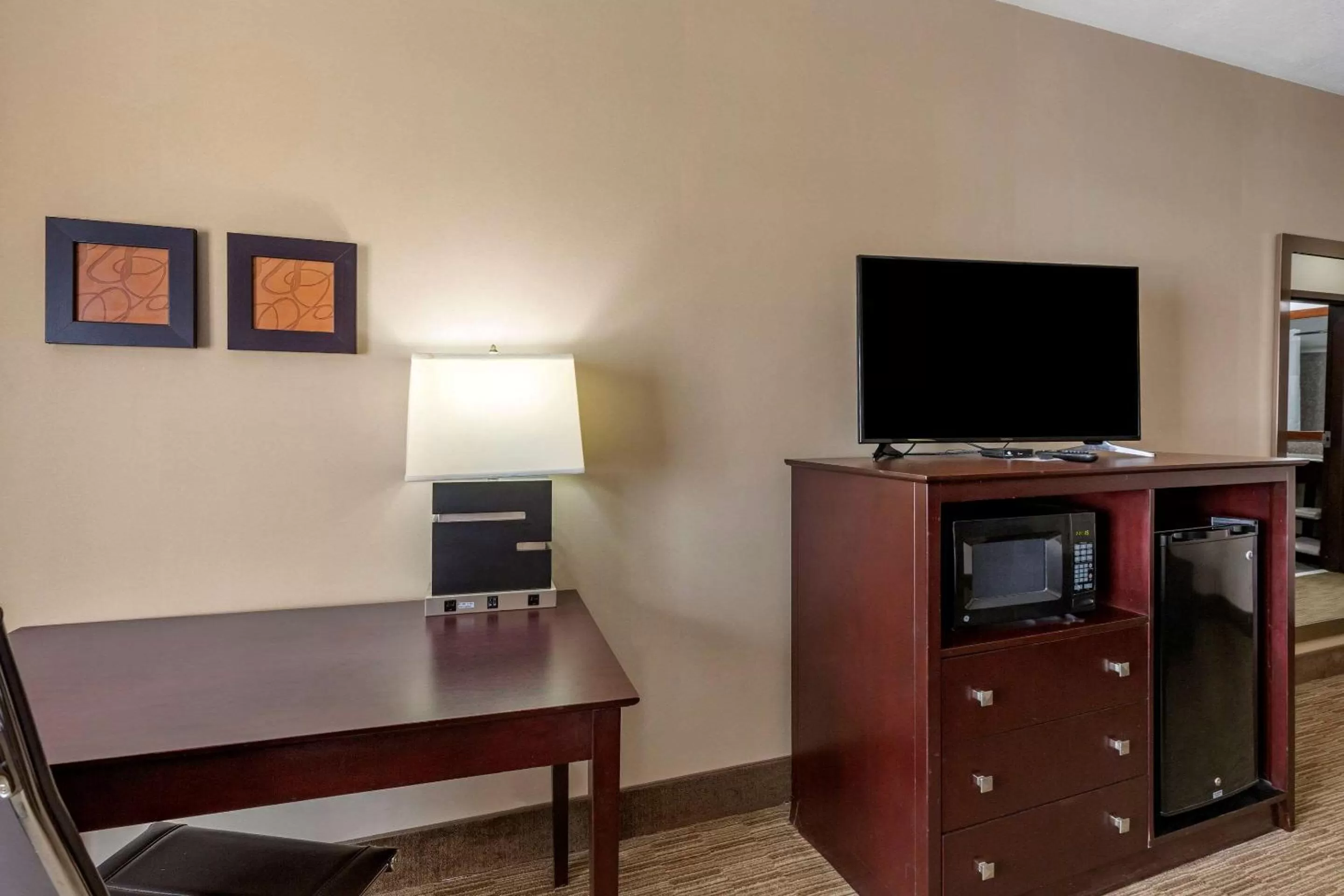 Bedroom in Comfort Suites Perrysburg - Toledo South