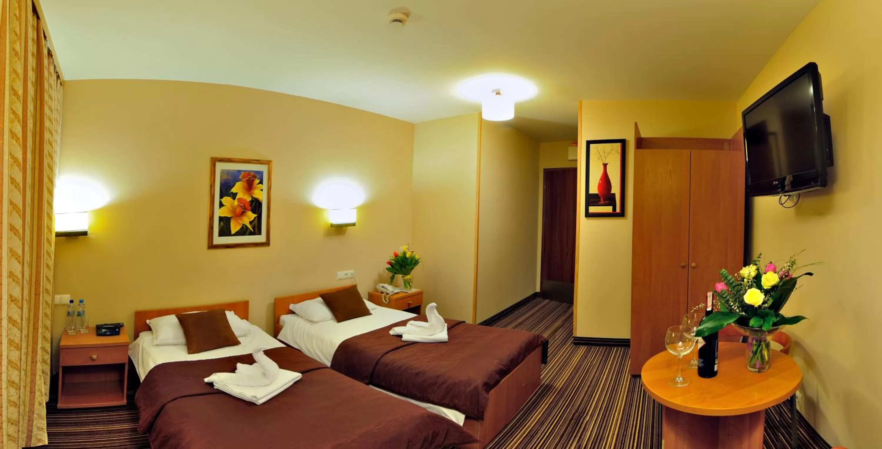 Photo of the whole room, Bed in Hotel Partner