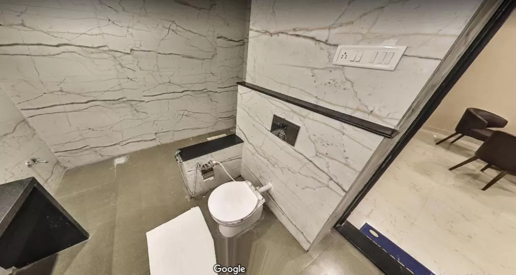 Toilet in Hotel Bharat