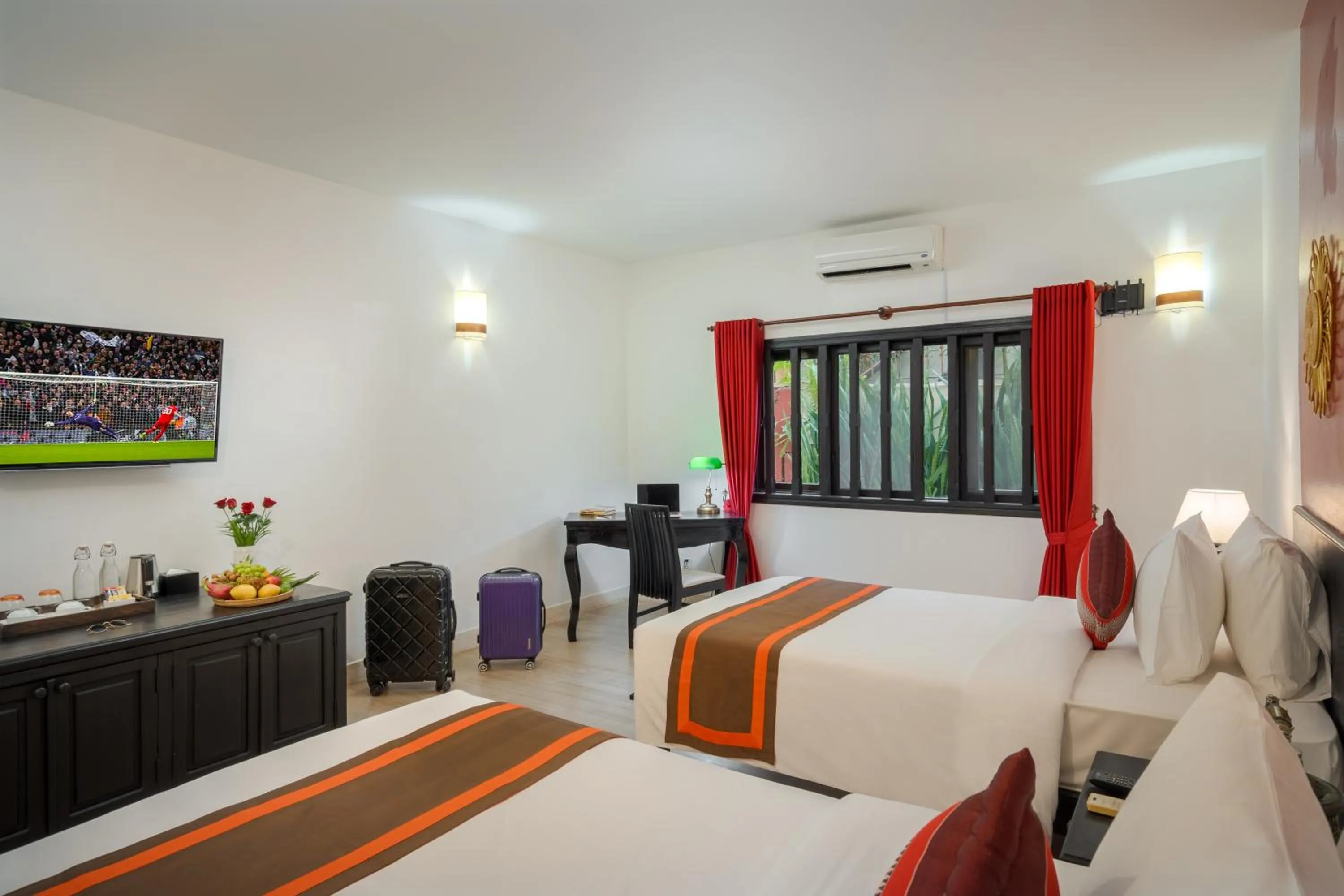 Photo of the whole room, Bed in Pandora Suite D'Angkor