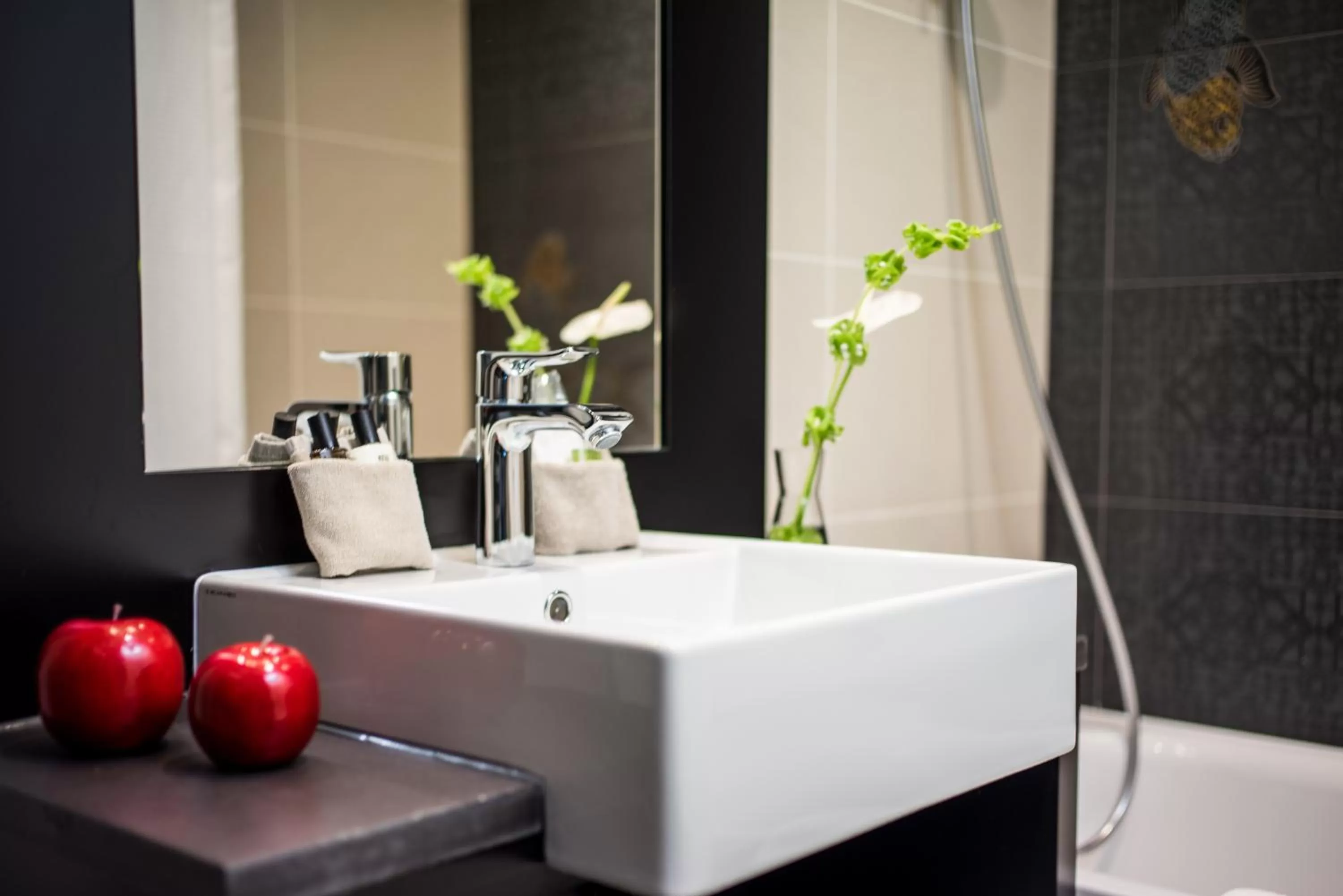 Shower in Les Trésoms Lake and Spa Resort