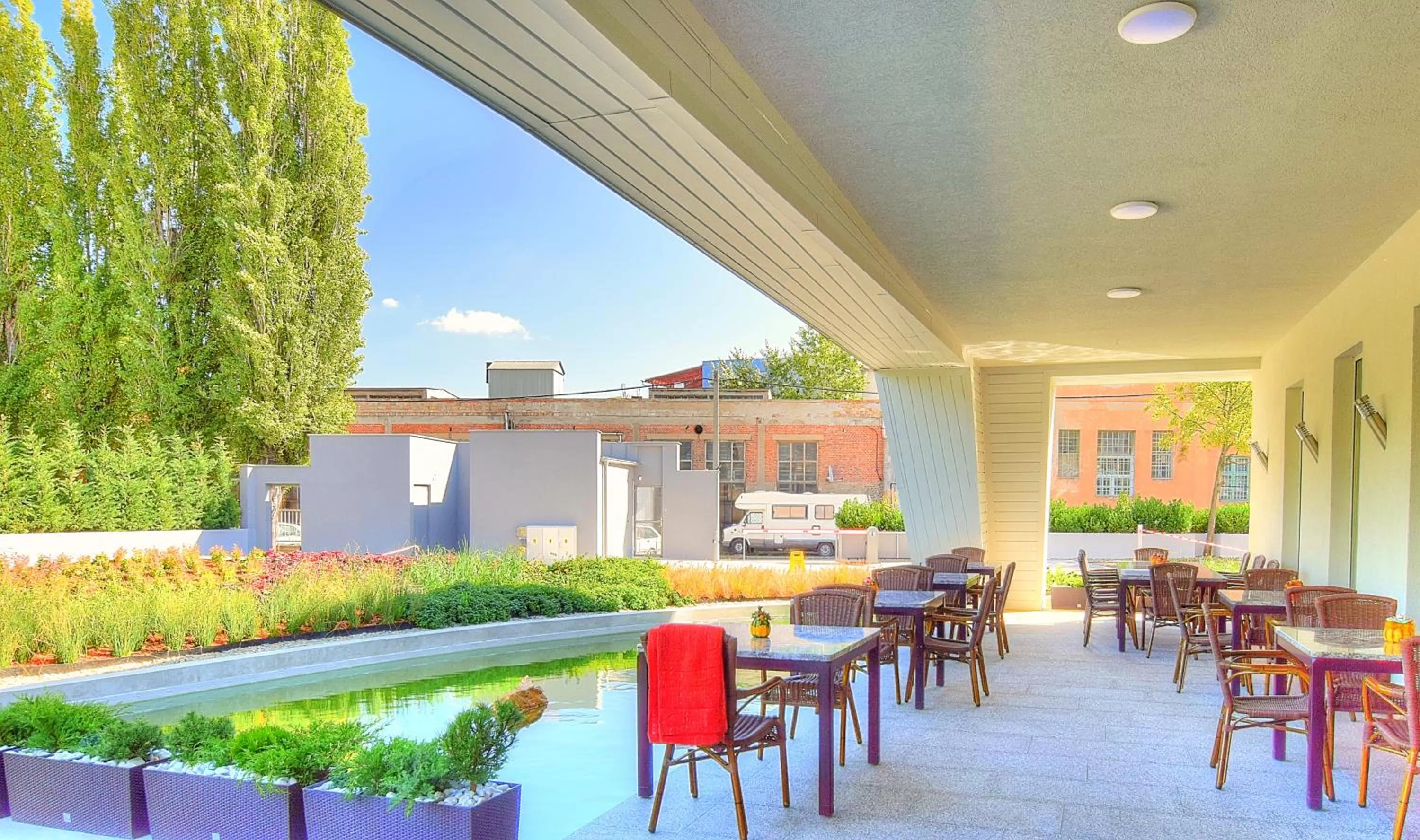 Restaurant/places to eat in Anna Hotel