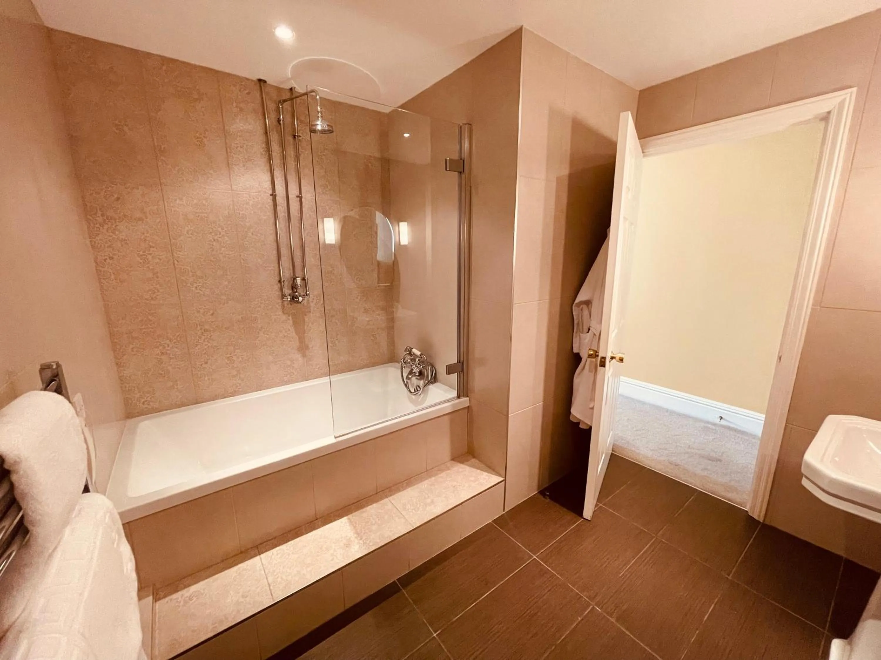 Bath, Bed in Nuthurst Grange Country House Hotel & Restaurant
