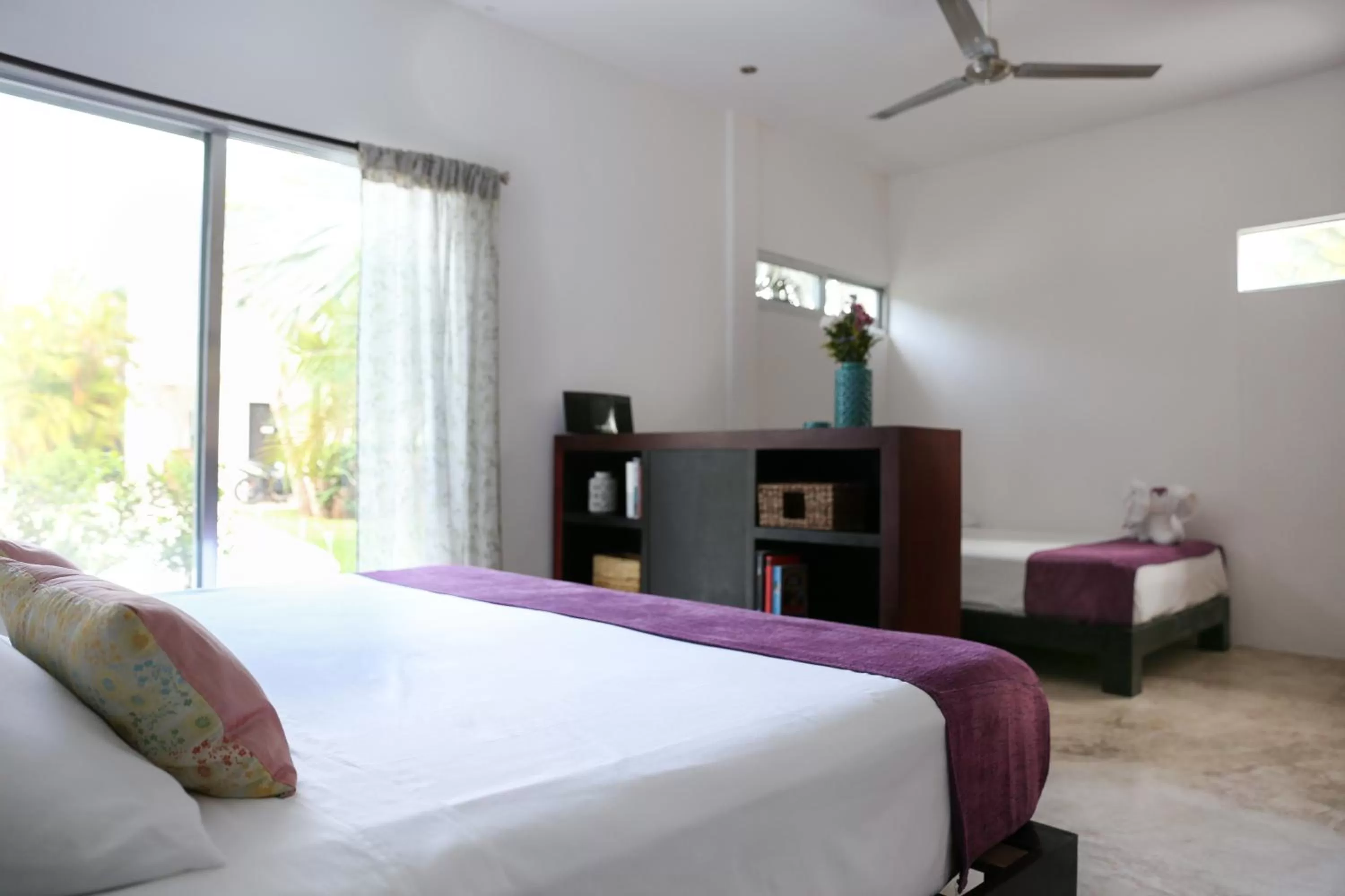 Photo of the whole room, Bed in Villas H2O