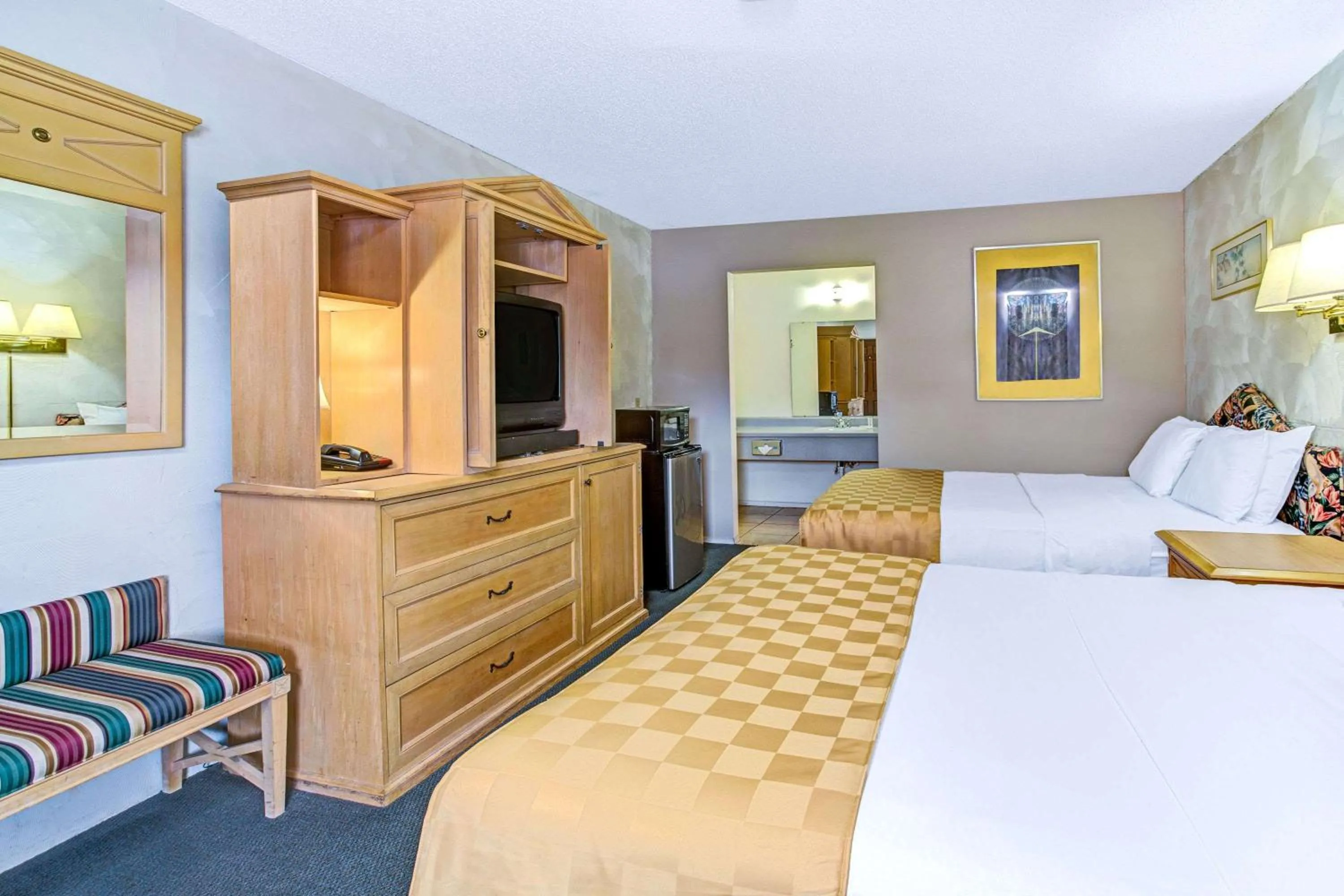 Photo of the whole room, Bed in Knights Inn Kissimmee