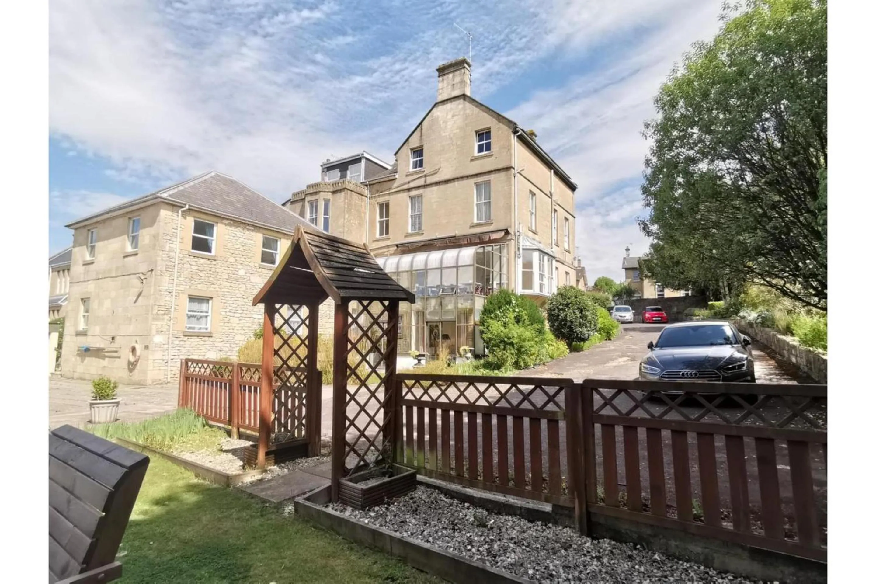 Property building in Wentworth House - Free Parking