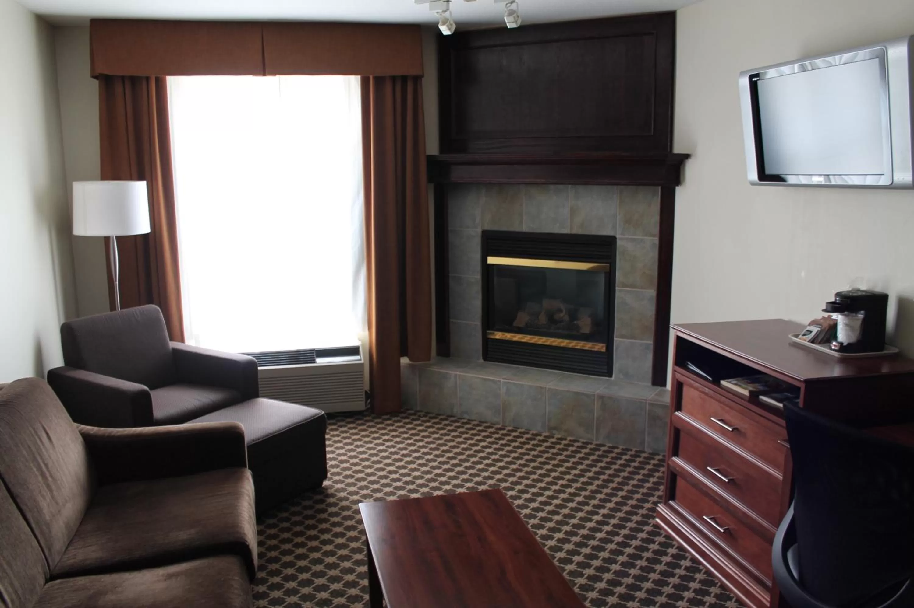 Seating area in Best Western Strathmore Inn